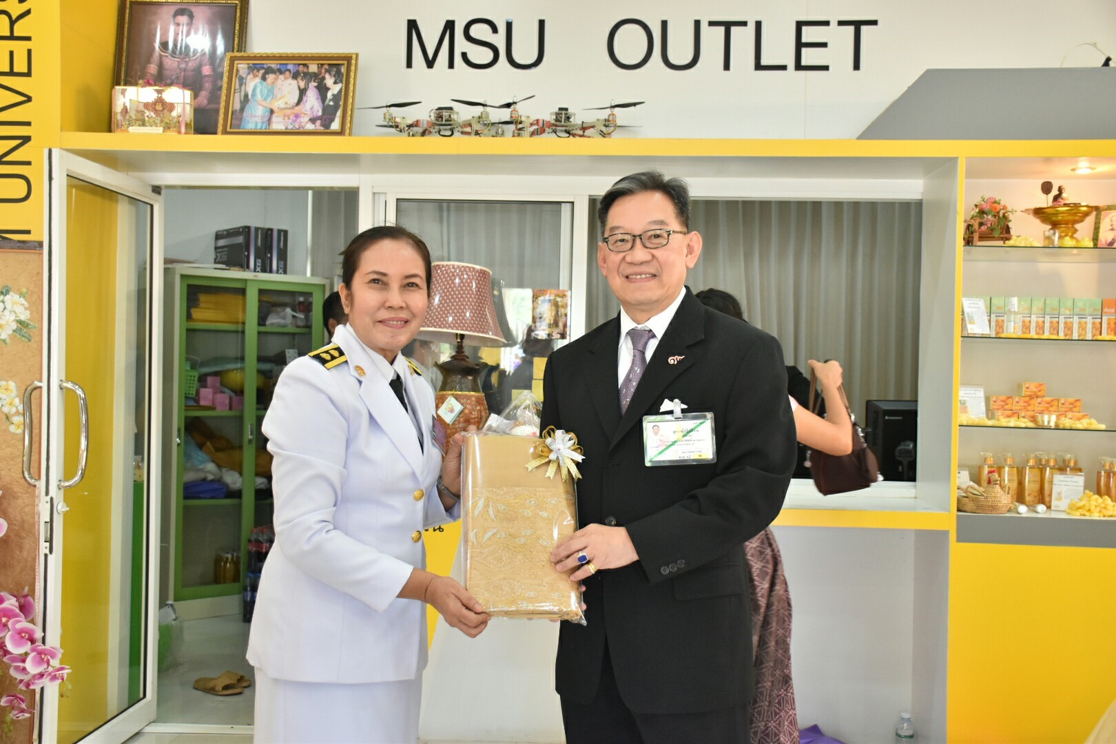 14 ธันวาคม 2560 สำนักงานพัฒนาชุมชนจังหวัดมหาสารคาม นำสิ้นค้าชุมชน สินค้า OTOP มาร่วมจำหน่าย ณ Outlet มหาวิทยาลัยมหาสารคาม