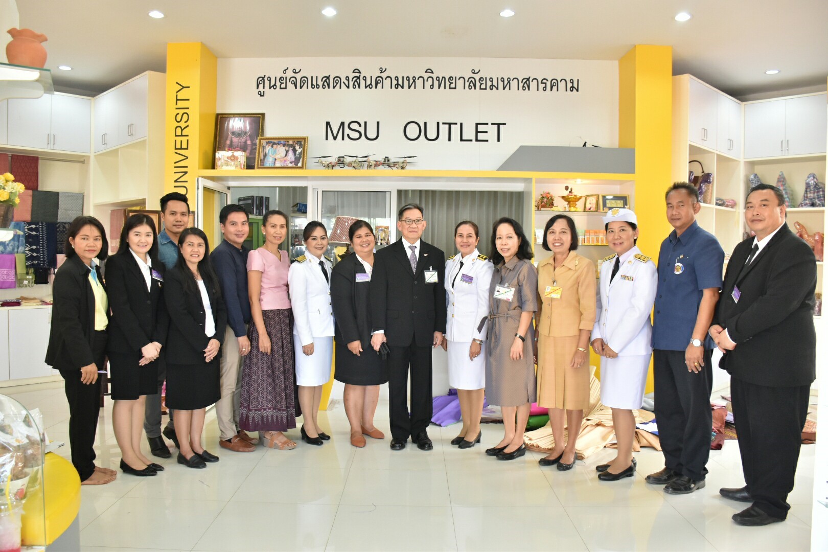 14 ธันวาคม 2560 สำนักงานพัฒนาชุมชนจังหวัดมหาสารคาม นำสิ้นค้าชุมชน สินค้า OTOP มาร่วมจำหน่าย ณ Outlet มหาวิทยาลัยมหาสารคาม