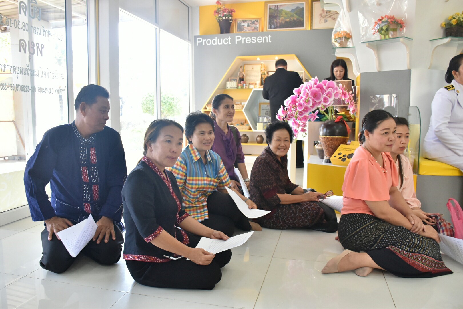 14 ธันวาคม 2560 สำนักงานพัฒนาชุมชนจังหวัดมหาสารคาม นำสิ้นค้าชุมชน สินค้า OTOP มาร่วมจำหน่าย ณ Outlet มหาวิทยาลัยมหาสารคาม