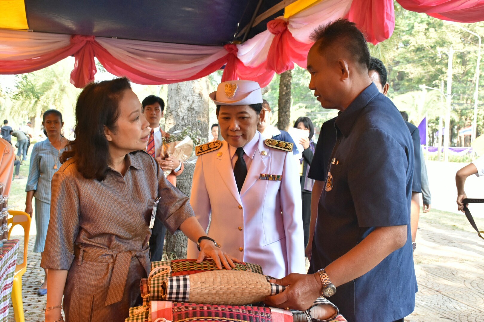 14 ธันวาคม 2560 สำนักงานพัฒนาชุมชนจังหวัดมหาสารคาม นำสิ้นค้าชุมชน สินค้า OTOP มาร่วมจำหน่าย ณ Outlet มหาวิทยาลัยมหาสารคาม