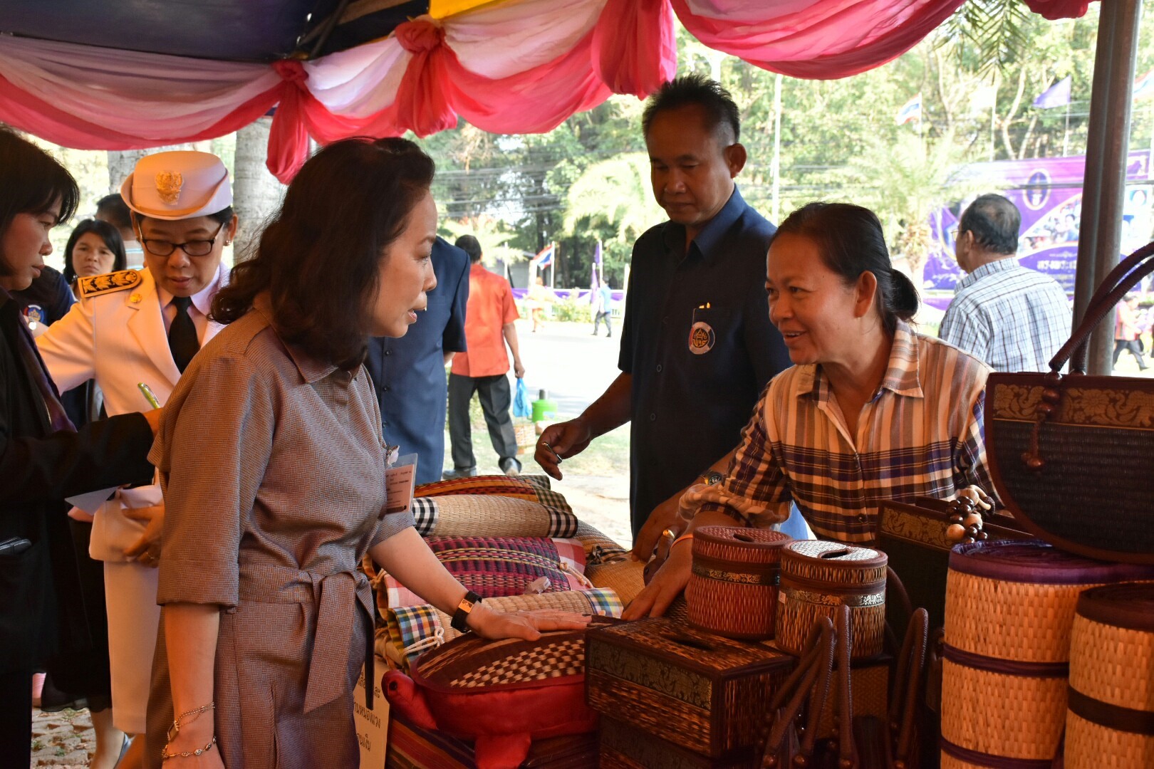 14 ธันวาคม 2560 สำนักงานพัฒนาชุมชนจังหวัดมหาสารคาม นำสิ้นค้าชุมชน สินค้า OTOP มาร่วมจำหน่าย ณ Outlet มหาวิทยาลัยมหาสารคาม