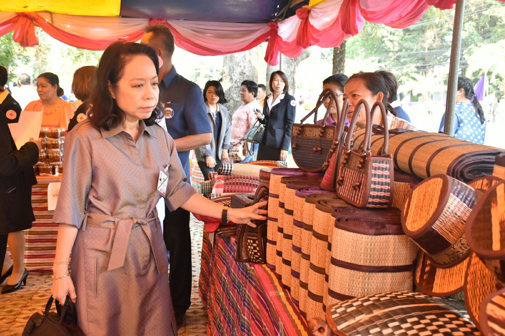 14 ธันวาคม 2560 สำนักงานพัฒนาชุมชนจังหวัดมหาสารคาม นำสิ้นค้าชุมชน สินค้า OTOP มาร่วมจำหน่าย ณ Outlet มหาวิทยาลัยมหาสารคาม