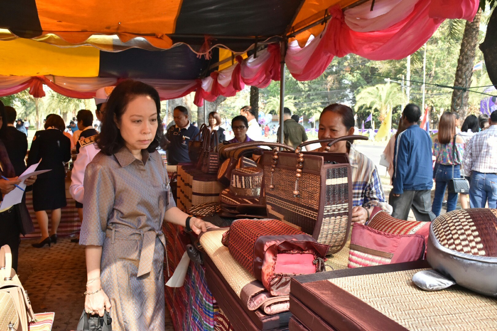 14 ธันวาคม 2560 สำนักงานพัฒนาชุมชนจังหวัดมหาสารคาม นำสิ้นค้าชุมชน สินค้า OTOP มาร่วมจำหน่าย ณ Outlet มหาวิทยาลัยมหาสารคาม