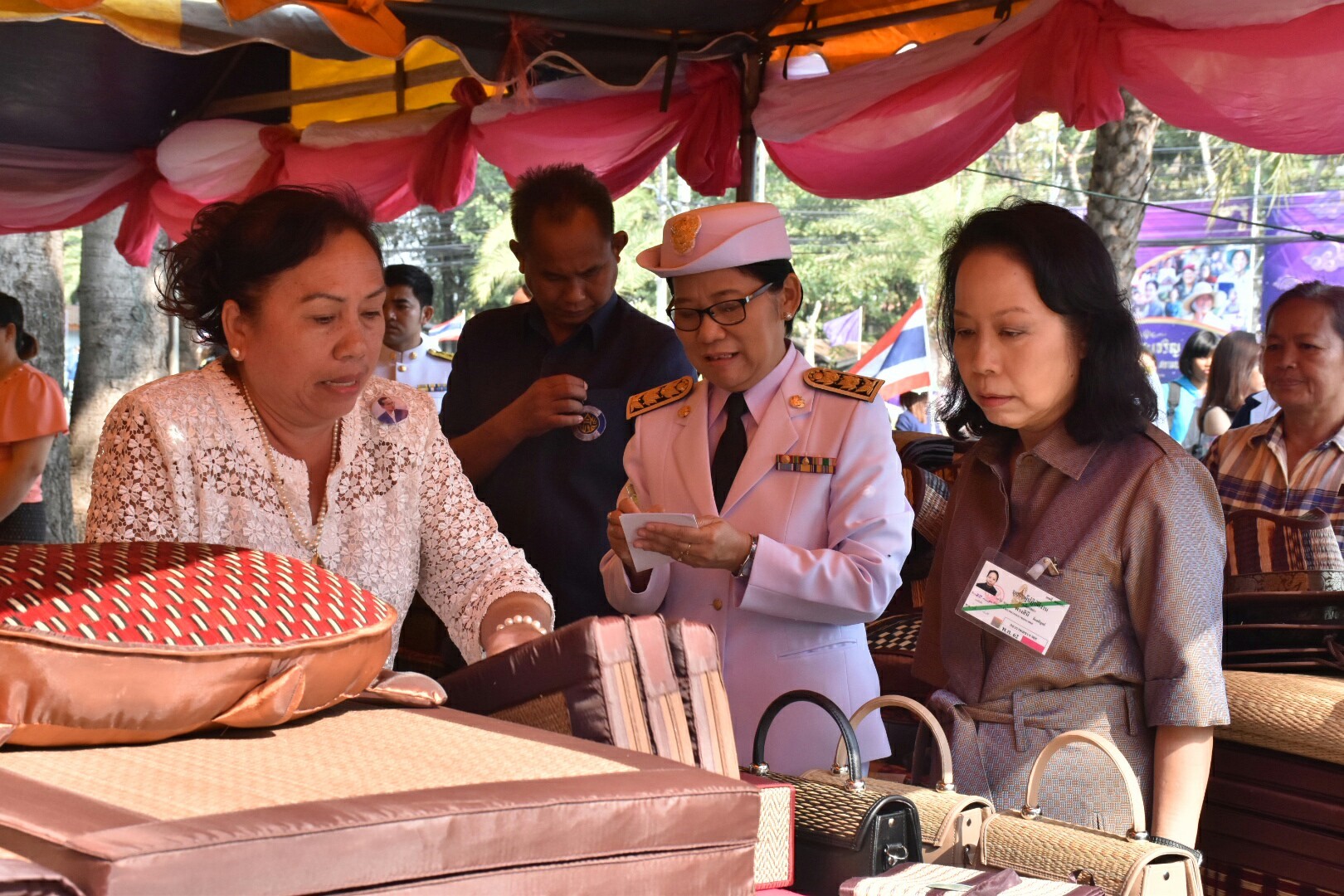 14 ธันวาคม 2560 สำนักงานพัฒนาชุมชนจังหวัดมหาสารคาม นำสิ้นค้าชุมชน สินค้า OTOP มาร่วมจำหน่าย ณ Outlet มหาวิทยาลัยมหาสารคาม