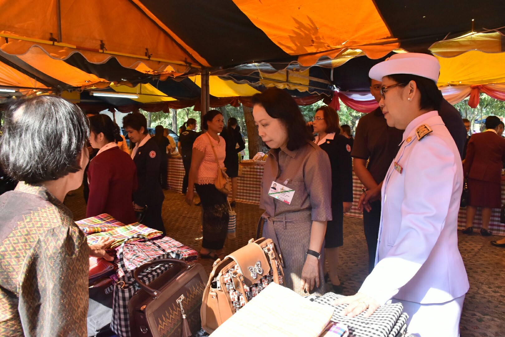 14 ธันวาคม 2560 สำนักงานพัฒนาชุมชนจังหวัดมหาสารคาม นำสิ้นค้าชุมชน สินค้า OTOP มาร่วมจำหน่าย ณ Outlet มหาวิทยาลัยมหาสารคาม