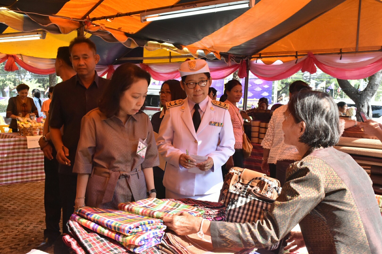 14 ธันวาคม 2560 สำนักงานพัฒนาชุมชนจังหวัดมหาสารคาม นำสิ้นค้าชุมชน สินค้า OTOP มาร่วมจำหน่าย ณ Outlet มหาวิทยาลัยมหาสารคาม