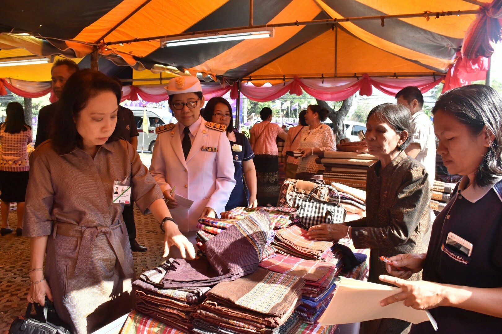 14 ธันวาคม 2560 สำนักงานพัฒนาชุมชนจังหวัดมหาสารคาม นำสิ้นค้าชุมชน สินค้า OTOP มาร่วมจำหน่าย ณ Outlet มหาวิทยาลัยมหาสารคาม