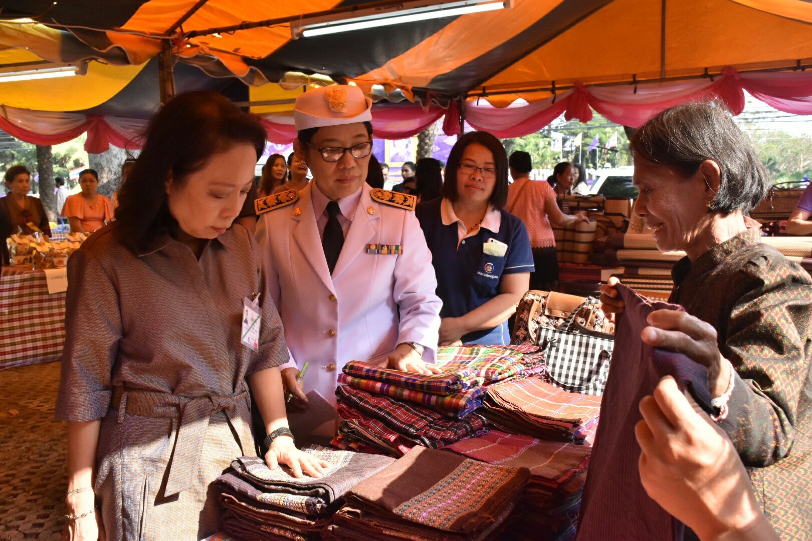 14 ธันวาคม 2560 สำนักงานพัฒนาชุมชนจังหวัดมหาสารคาม นำสิ้นค้าชุมชน สินค้า OTOP มาร่วมจำหน่าย ณ Outlet มหาวิทยาลัยมหาสารคาม
