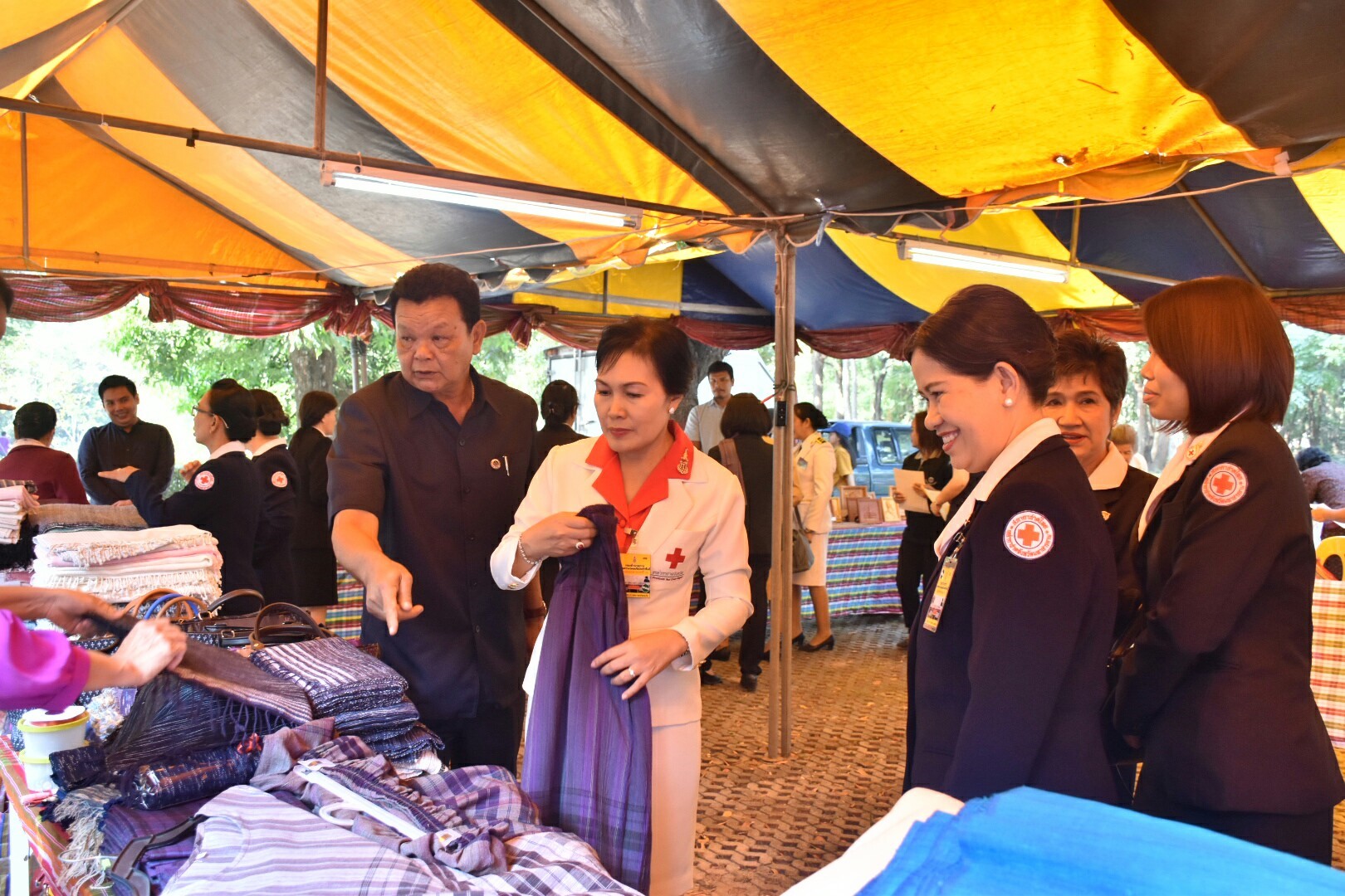14 ธันวาคม 2560 สำนักงานพัฒนาชุมชนจังหวัดมหาสารคาม นำสิ้นค้าชุมชน สินค้า OTOP มาร่วมจำหน่าย ณ Outlet มหาวิทยาลัยมหาสารคาม