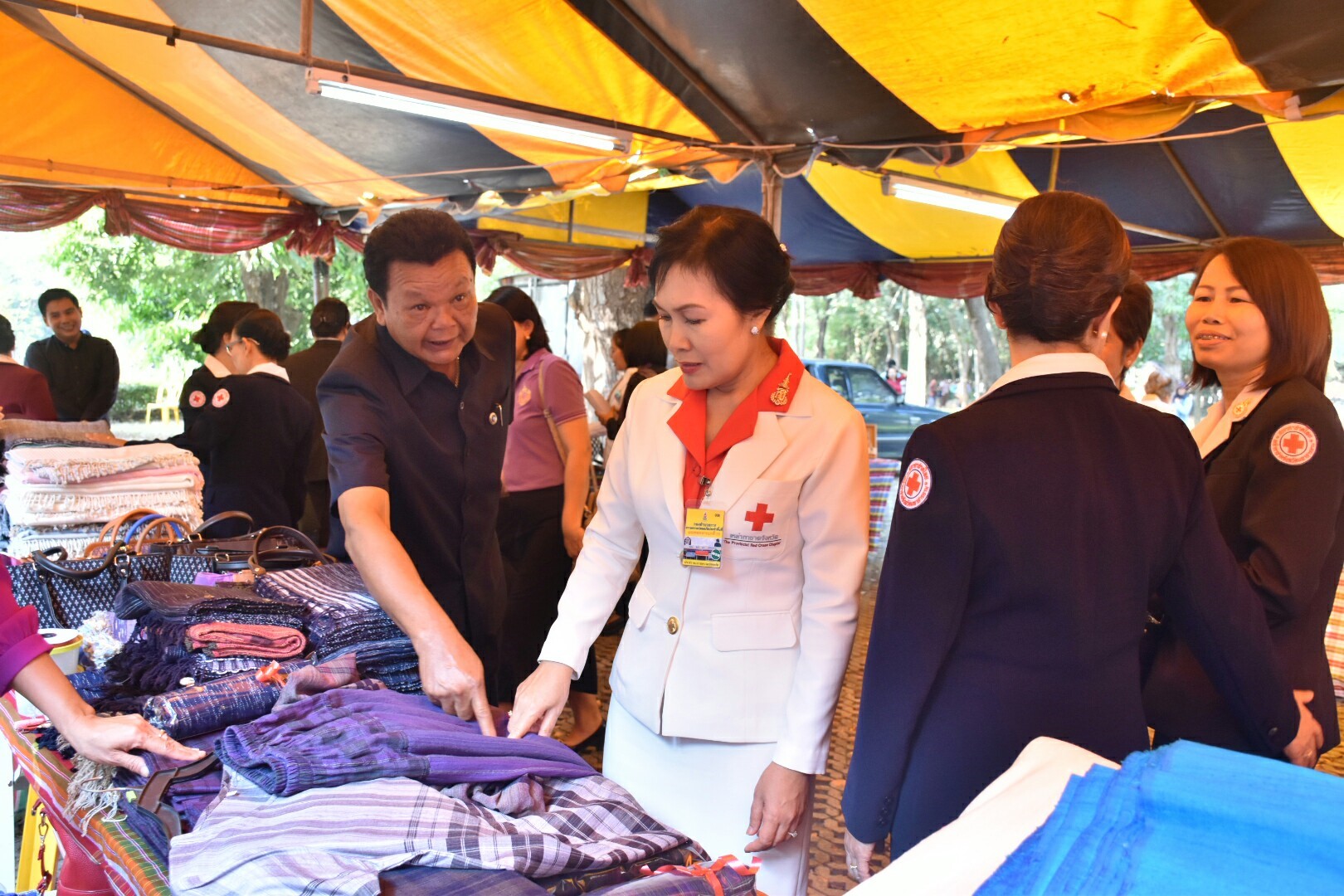 14 ธันวาคม 2560 สำนักงานพัฒนาชุมชนจังหวัดมหาสารคาม นำสิ้นค้าชุมชน สินค้า OTOP มาร่วมจำหน่าย ณ Outlet มหาวิทยาลัยมหาสารคาม