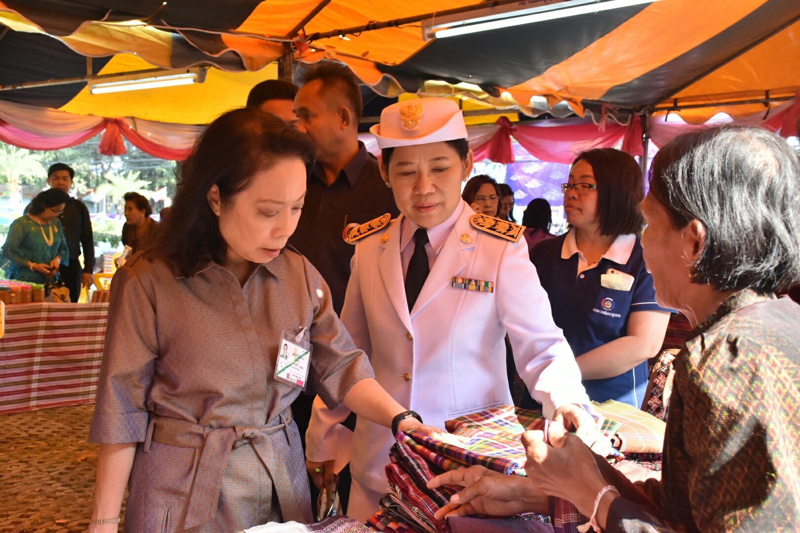 14 ธันวาคม 2560 สำนักงานพัฒนาชุมชนจังหวัดมหาสารคาม นำสิ้นค้าชุมชน สินค้า OTOP มาร่วมจำหน่าย ณ Outlet มหาวิทยาลัยมหาสารคาม