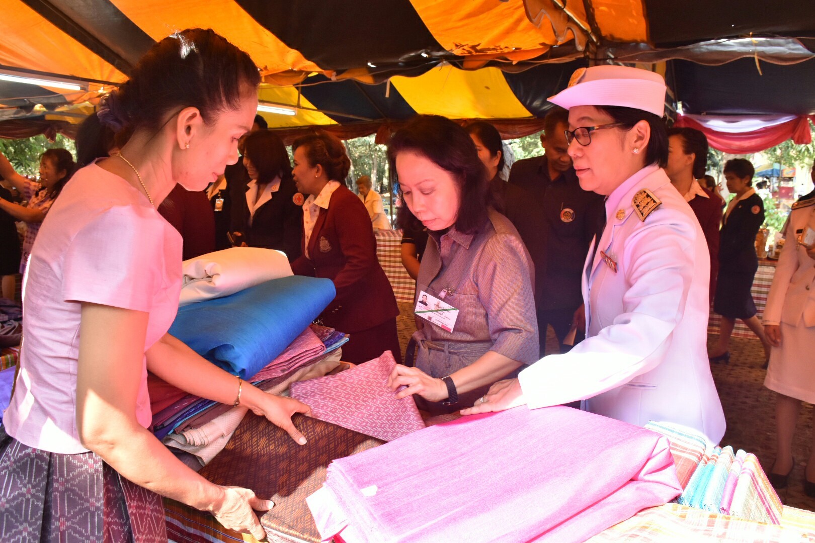 14 ธันวาคม 2560 สำนักงานพัฒนาชุมชนจังหวัดมหาสารคาม นำสิ้นค้าชุมชน สินค้า OTOP มาร่วมจำหน่าย ณ Outlet มหาวิทยาลัยมหาสารคาม