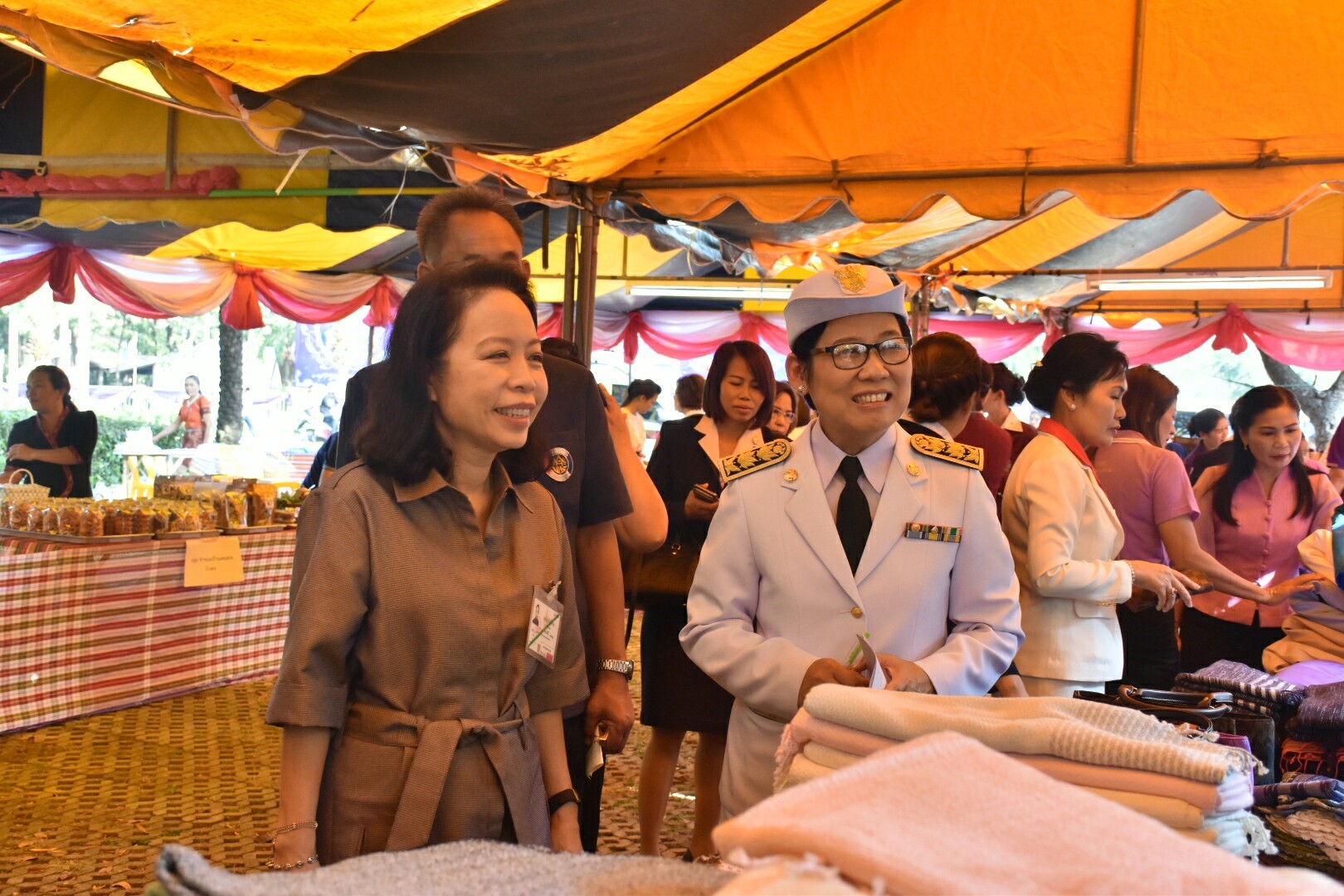 14 ธันวาคม 2560 สำนักงานพัฒนาชุมชนจังหวัดมหาสารคาม นำสิ้นค้าชุมชน สินค้า OTOP มาร่วมจำหน่าย ณ Outlet มหาวิทยาลัยมหาสารคาม