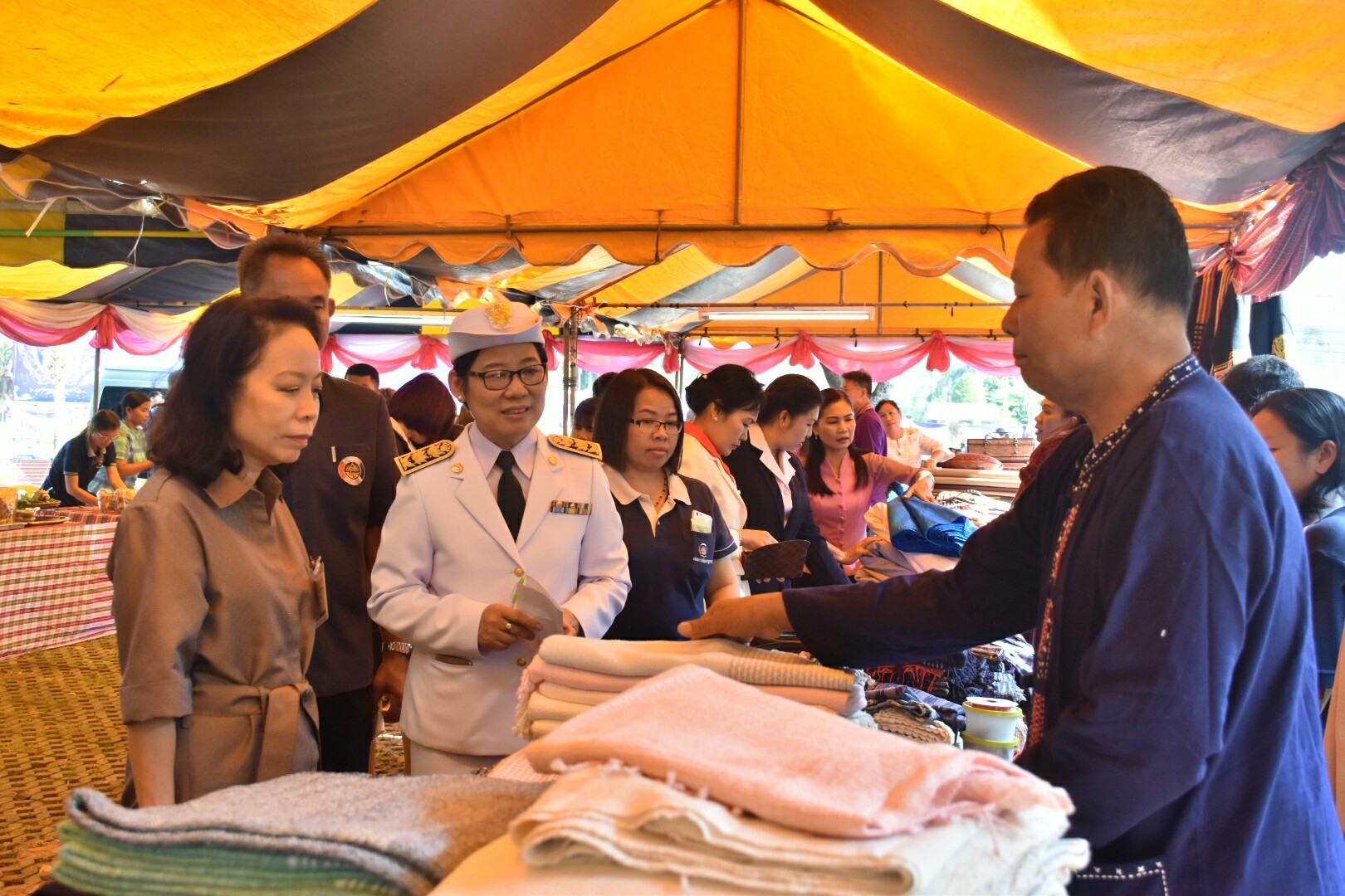 14 ธันวาคม 2560 สำนักงานพัฒนาชุมชนจังหวัดมหาสารคาม นำสิ้นค้าชุมชน สินค้า OTOP มาร่วมจำหน่าย ณ Outlet มหาวิทยาลัยมหาสารคาม