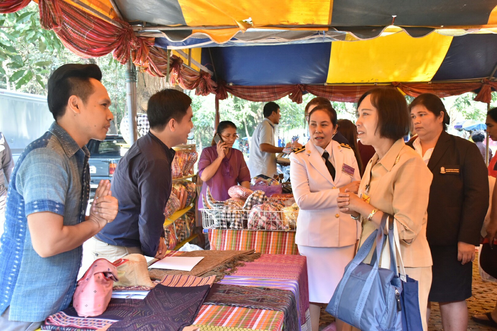 14 ธันวาคม 2560 สำนักงานพัฒนาชุมชนจังหวัดมหาสารคาม นำสิ้นค้าชุมชน สินค้า OTOP มาร่วมจำหน่าย ณ Outlet มหาวิทยาลัยมหาสารคาม