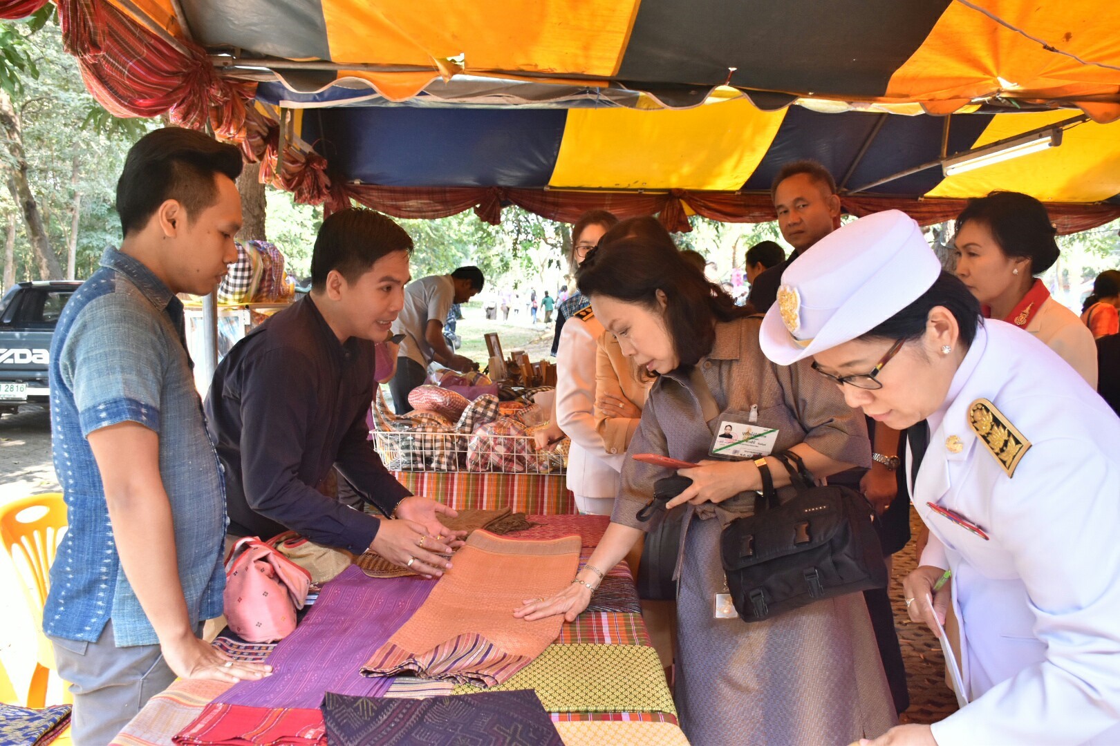 14 ธันวาคม 2560 สำนักงานพัฒนาชุมชนจังหวัดมหาสารคาม นำสิ้นค้าชุมชน สินค้า OTOP มาร่วมจำหน่าย ณ Outlet มหาวิทยาลัยมหาสารคาม