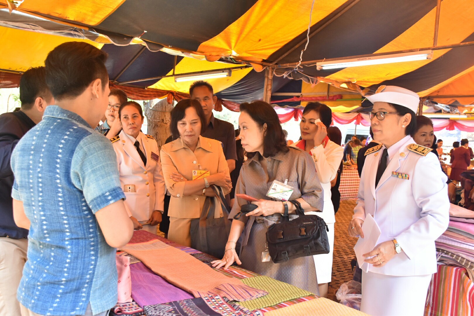 14 ธันวาคม 2560 สำนักงานพัฒนาชุมชนจังหวัดมหาสารคาม นำสิ้นค้าชุมชน สินค้า OTOP มาร่วมจำหน่าย ณ Outlet มหาวิทยาลัยมหาสารคาม