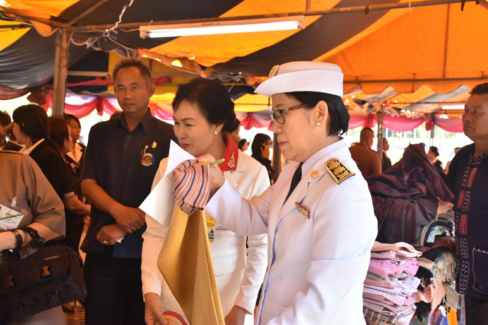 14 ธันวาคม 2560 สำนักงานพัฒนาชุมชนจังหวัดมหาสารคาม นำสิ้นค้าชุมชน สินค้า OTOP มาร่วมจำหน่าย ณ Outlet มหาวิทยาลัยมหาสารคาม