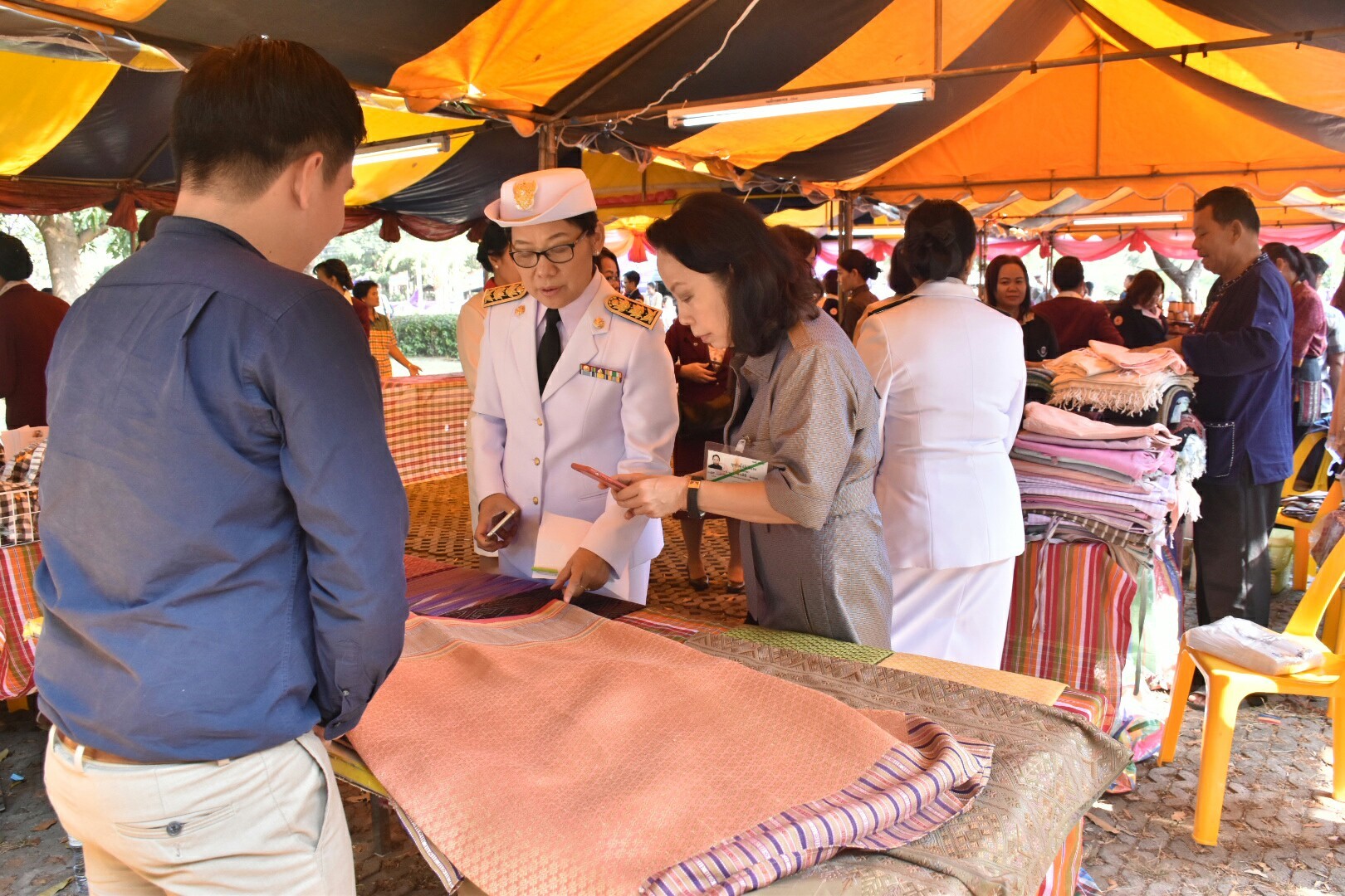 14 ธันวาคม 2560 สำนักงานพัฒนาชุมชนจังหวัดมหาสารคาม นำสิ้นค้าชุมชน สินค้า OTOP มาร่วมจำหน่าย ณ Outlet มหาวิทยาลัยมหาสารคาม