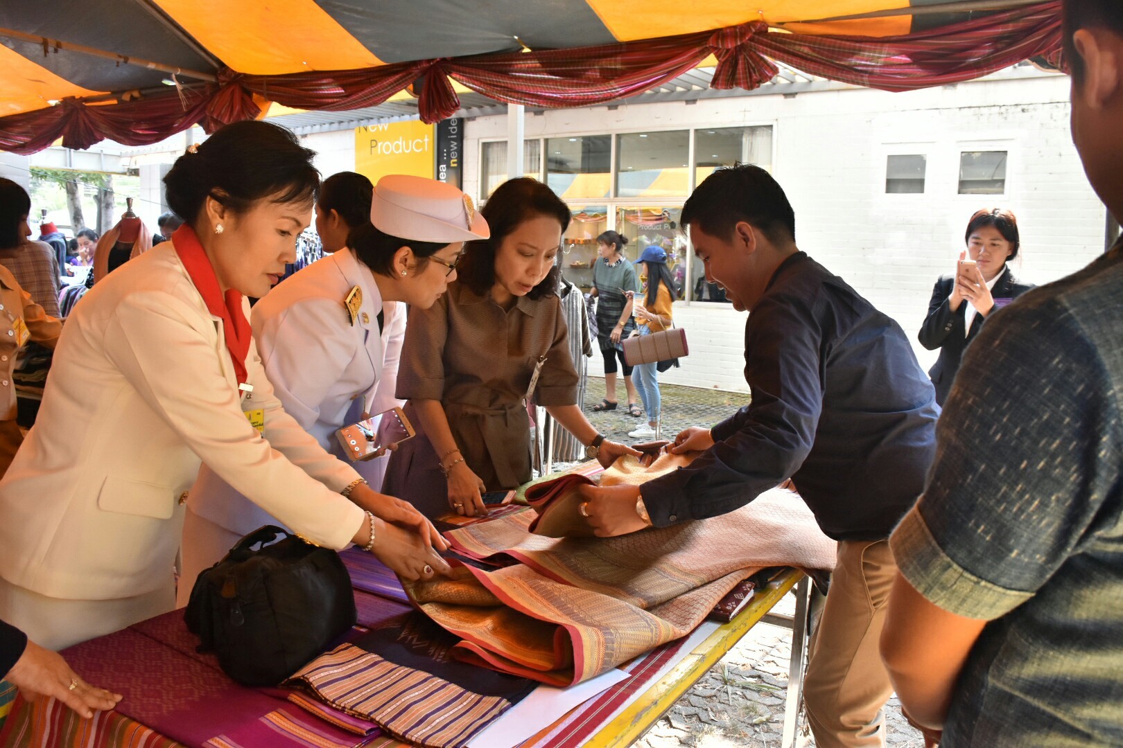 14 ธันวาคม 2560 สำนักงานพัฒนาชุมชนจังหวัดมหาสารคาม นำสิ้นค้าชุมชน สินค้า OTOP มาร่วมจำหน่าย ณ Outlet มหาวิทยาลัยมหาสารคาม