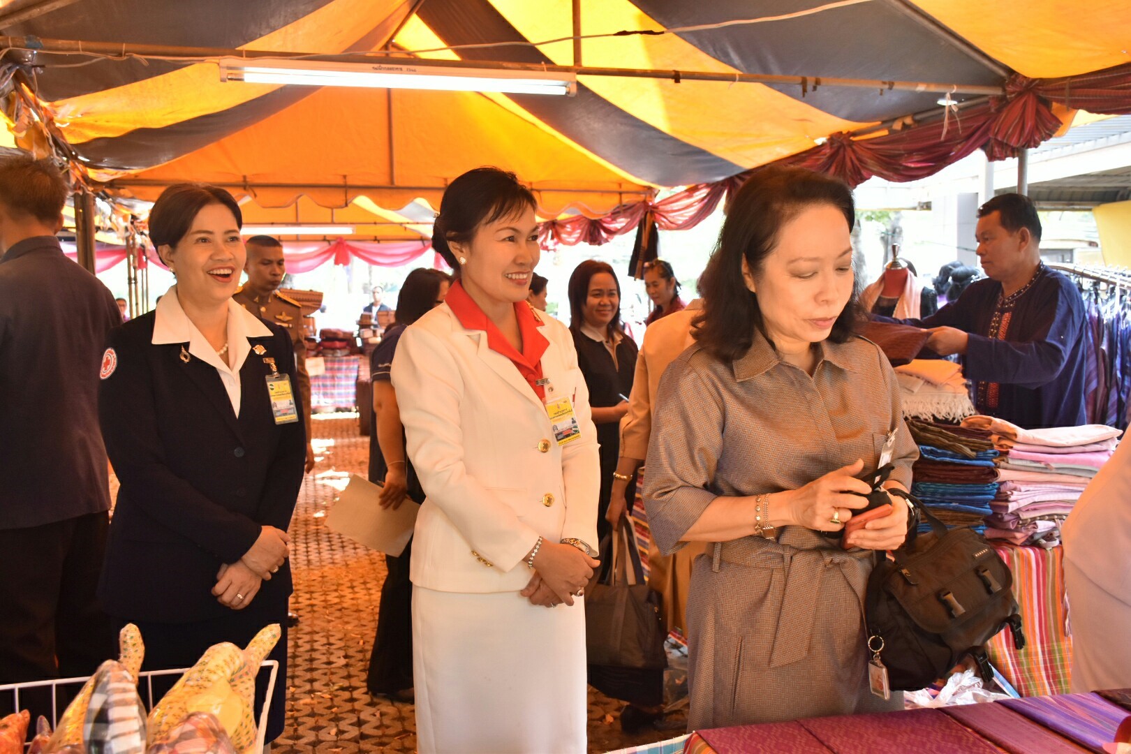 14 ธันวาคม 2560 สำนักงานพัฒนาชุมชนจังหวัดมหาสารคาม นำสิ้นค้าชุมชน สินค้า OTOP มาร่วมจำหน่าย ณ Outlet มหาวิทยาลัยมหาสารคาม