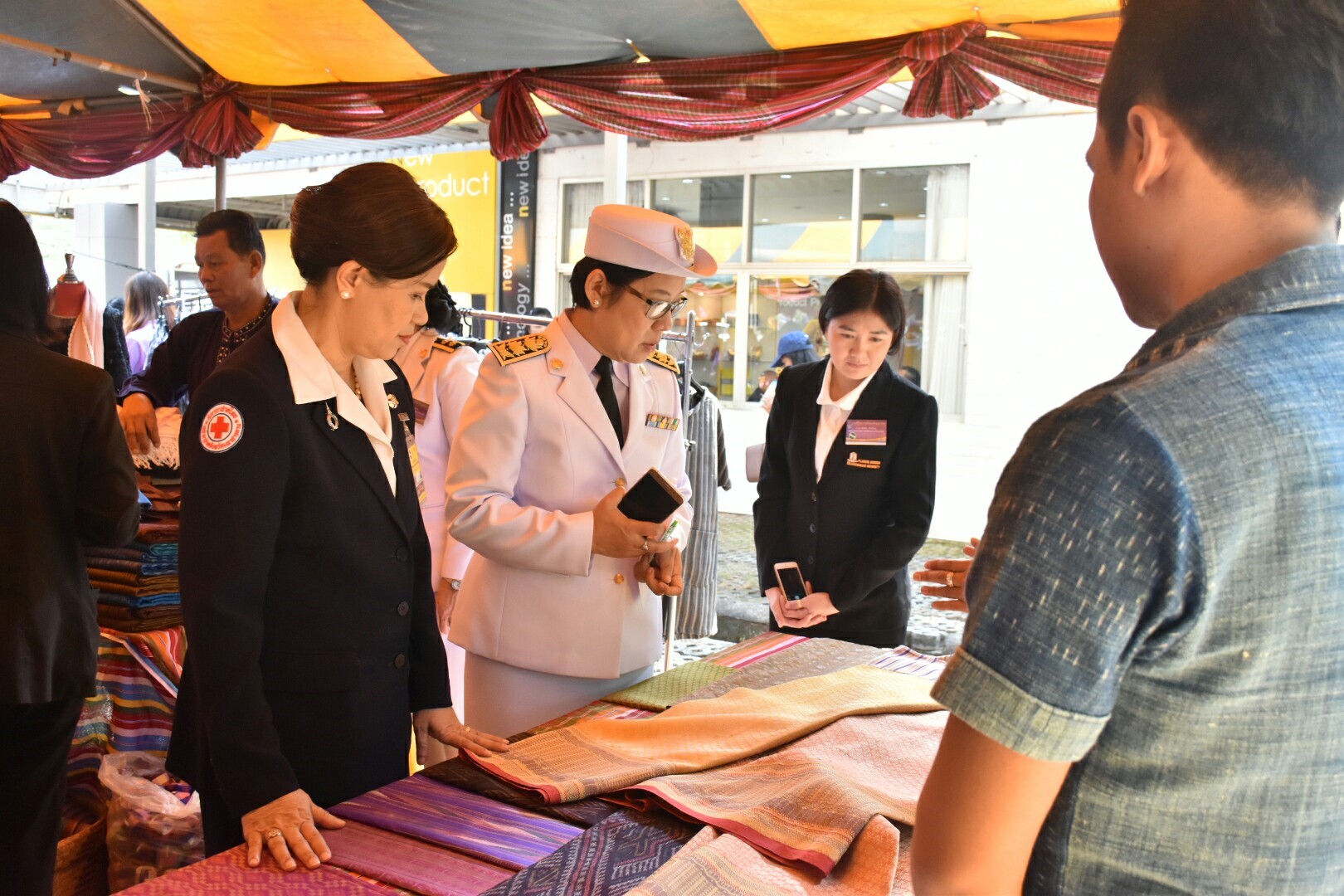 14 ธันวาคม 2560 สำนักงานพัฒนาชุมชนจังหวัดมหาสารคาม นำสิ้นค้าชุมชน สินค้า OTOP มาร่วมจำหน่าย ณ Outlet มหาวิทยาลัยมหาสารคาม