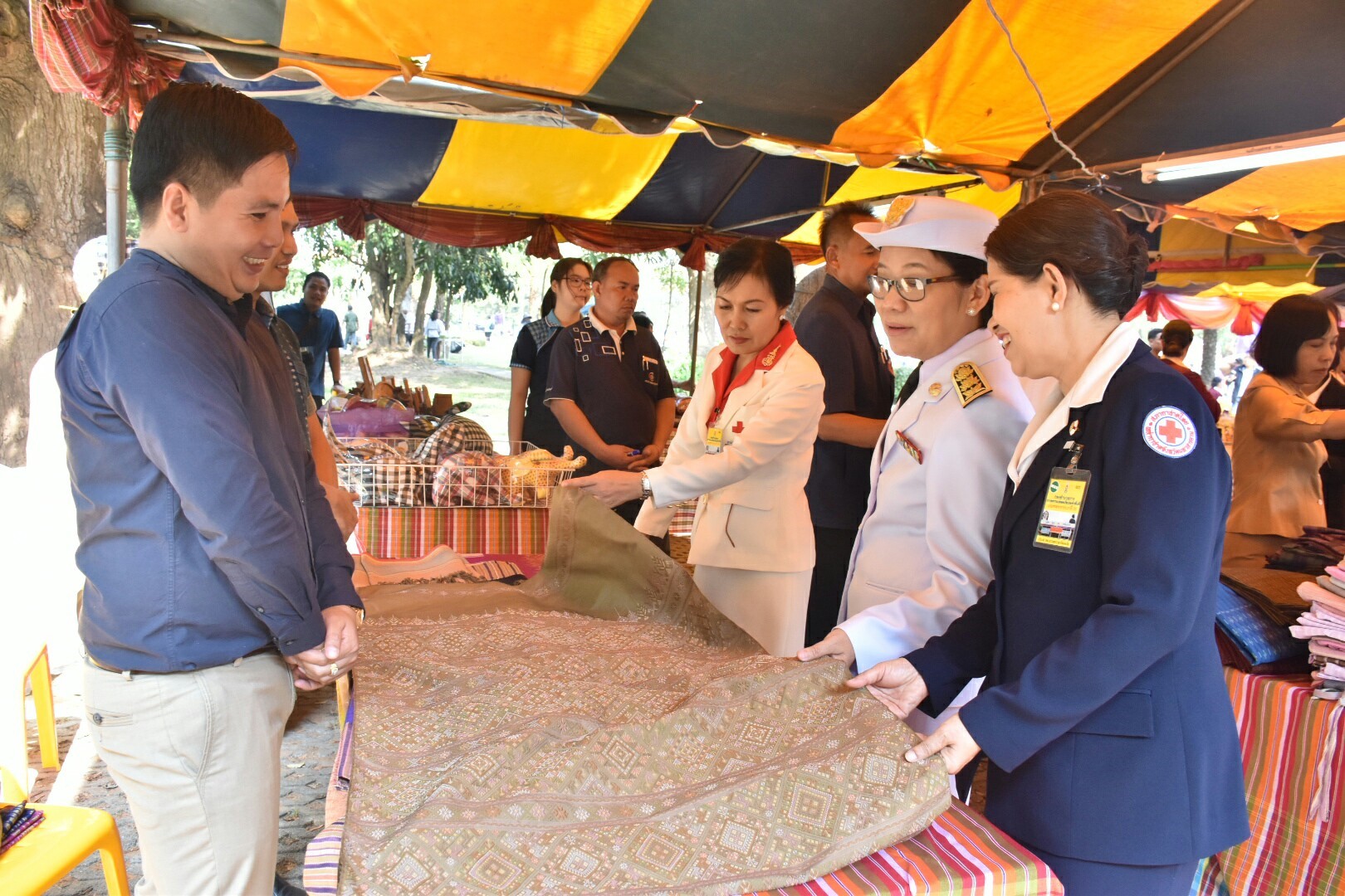 14 ธันวาคม 2560 สำนักงานพัฒนาชุมชนจังหวัดมหาสารคาม นำสิ้นค้าชุมชน สินค้า OTOP มาร่วมจำหน่าย ณ Outlet มหาวิทยาลัยมหาสารคาม
