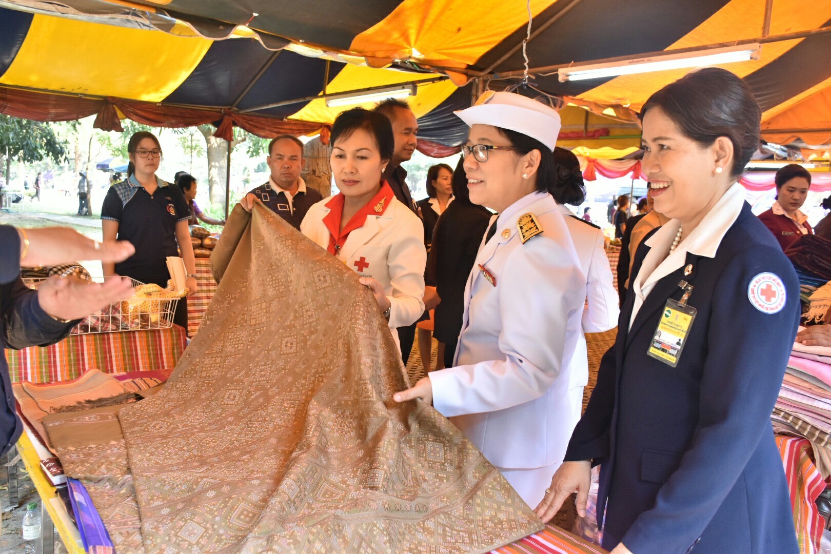 14 ธันวาคม 2560 สำนักงานพัฒนาชุมชนจังหวัดมหาสารคาม นำสิ้นค้าชุมชน สินค้า OTOP มาร่วมจำหน่าย ณ Outlet มหาวิทยาลัยมหาสารคาม
