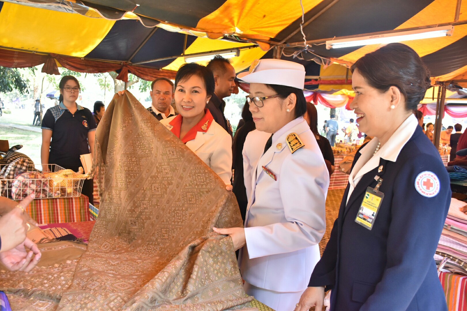 14 ธันวาคม 2560 สำนักงานพัฒนาชุมชนจังหวัดมหาสารคาม นำสิ้นค้าชุมชน สินค้า OTOP มาร่วมจำหน่าย ณ Outlet มหาวิทยาลัยมหาสารคาม