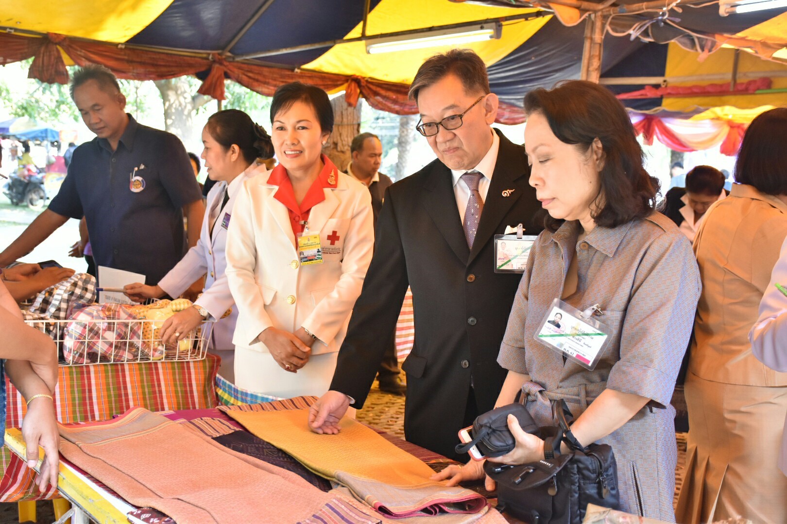 14 ธันวาคม 2560 สำนักงานพัฒนาชุมชนจังหวัดมหาสารคาม นำสิ้นค้าชุมชน สินค้า OTOP มาร่วมจำหน่าย ณ Outlet มหาวิทยาลัยมหาสารคาม