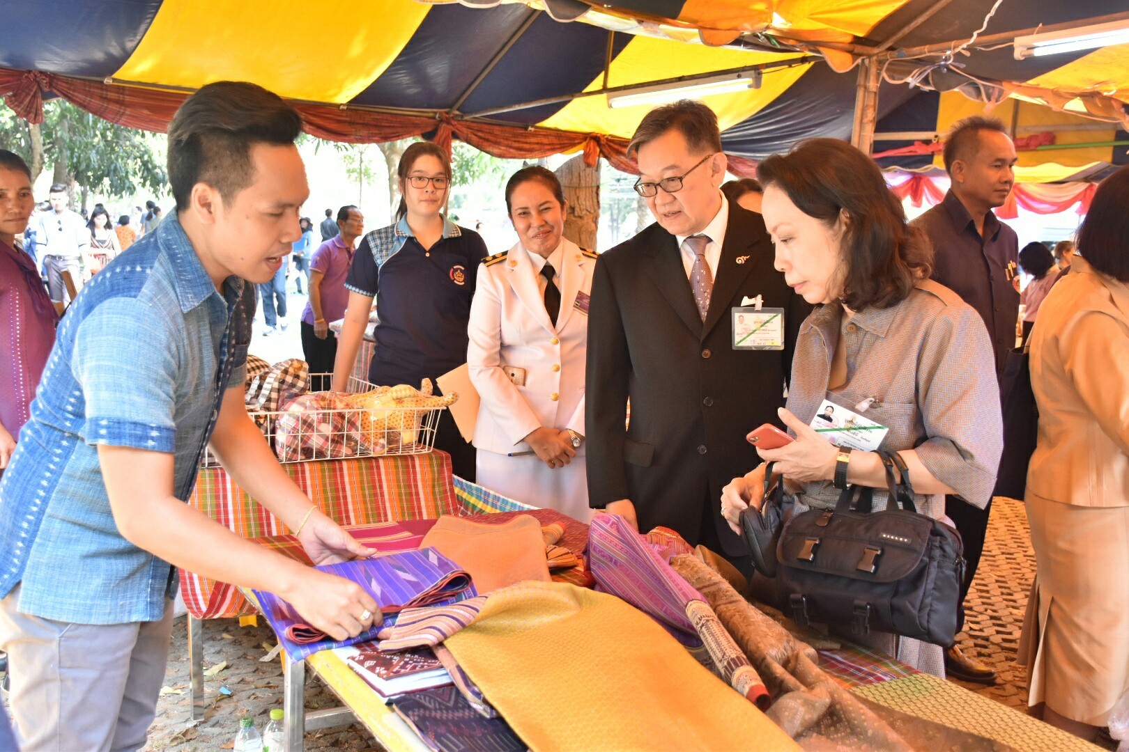 14 ธันวาคม 2560 สำนักงานพัฒนาชุมชนจังหวัดมหาสารคาม นำสิ้นค้าชุมชน สินค้า OTOP มาร่วมจำหน่าย ณ Outlet มหาวิทยาลัยมหาสารคาม