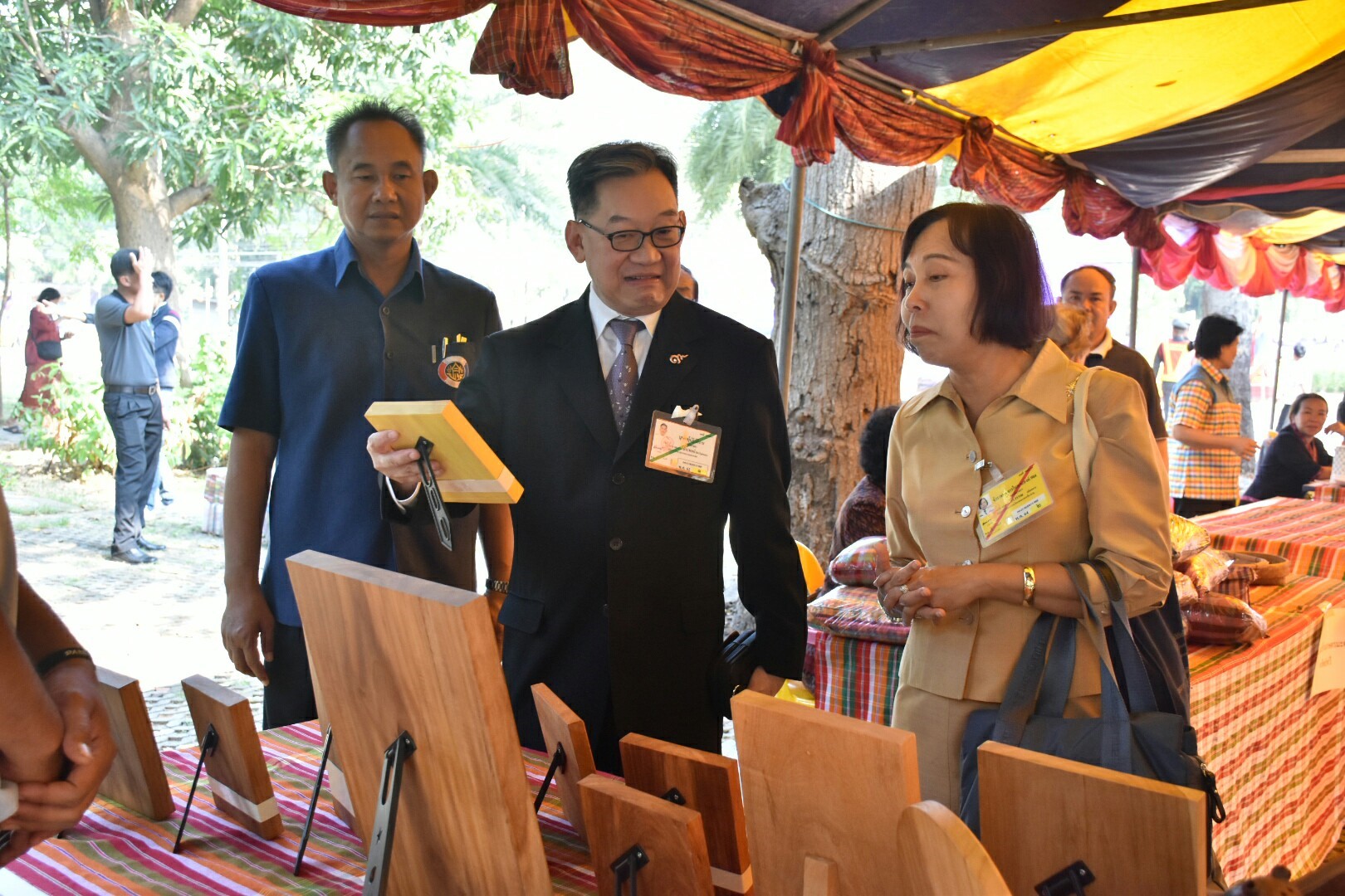 14 ธันวาคม 2560 สำนักงานพัฒนาชุมชนจังหวัดมหาสารคาม นำสิ้นค้าชุมชน สินค้า OTOP มาร่วมจำหน่าย ณ Outlet มหาวิทยาลัยมหาสารคาม