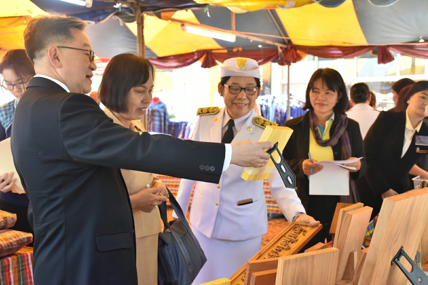 14 ธันวาคม 2560 สำนักงานพัฒนาชุมชนจังหวัดมหาสารคาม นำสิ้นค้าชุมชน สินค้า OTOP มาร่วมจำหน่าย ณ Outlet มหาวิทยาลัยมหาสารคาม