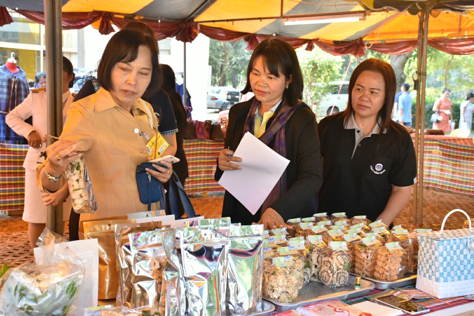 14 ธันวาคม 2560 สำนักงานพัฒนาชุมชนจังหวัดมหาสารคาม นำสิ้นค้าชุมชน สินค้า OTOP มาร่วมจำหน่าย ณ Outlet มหาวิทยาลัยมหาสารคาม