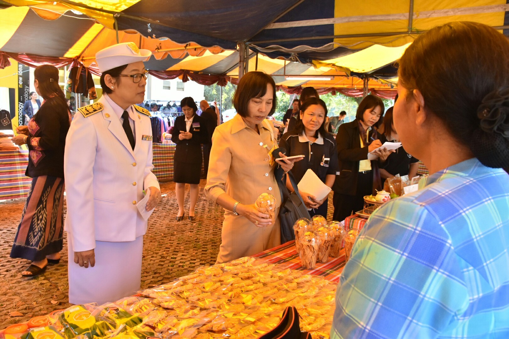 14 ธันวาคม 2560 สำนักงานพัฒนาชุมชนจังหวัดมหาสารคาม นำสิ้นค้าชุมชน สินค้า OTOP มาร่วมจำหน่าย ณ Outlet มหาวิทยาลัยมหาสารคาม