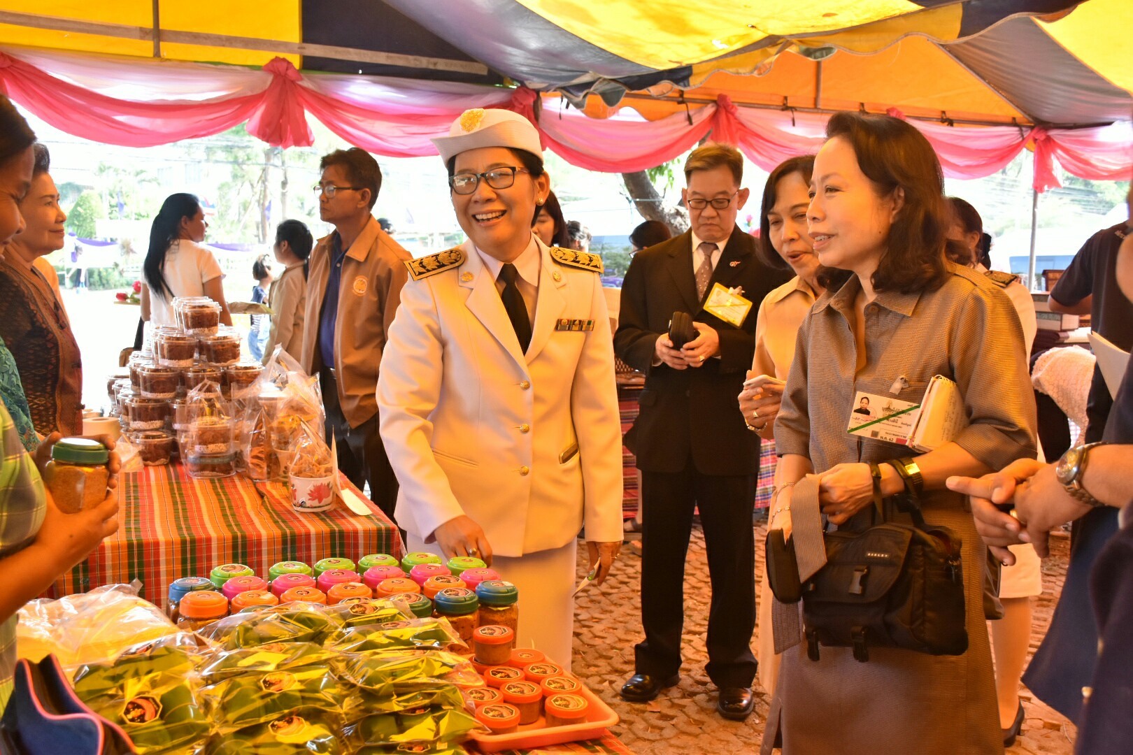 14 ธันวาคม 2560 สำนักงานพัฒนาชุมชนจังหวัดมหาสารคาม นำสิ้นค้าชุมชน สินค้า OTOP มาร่วมจำหน่าย ณ Outlet มหาวิทยาลัยมหาสารคาม