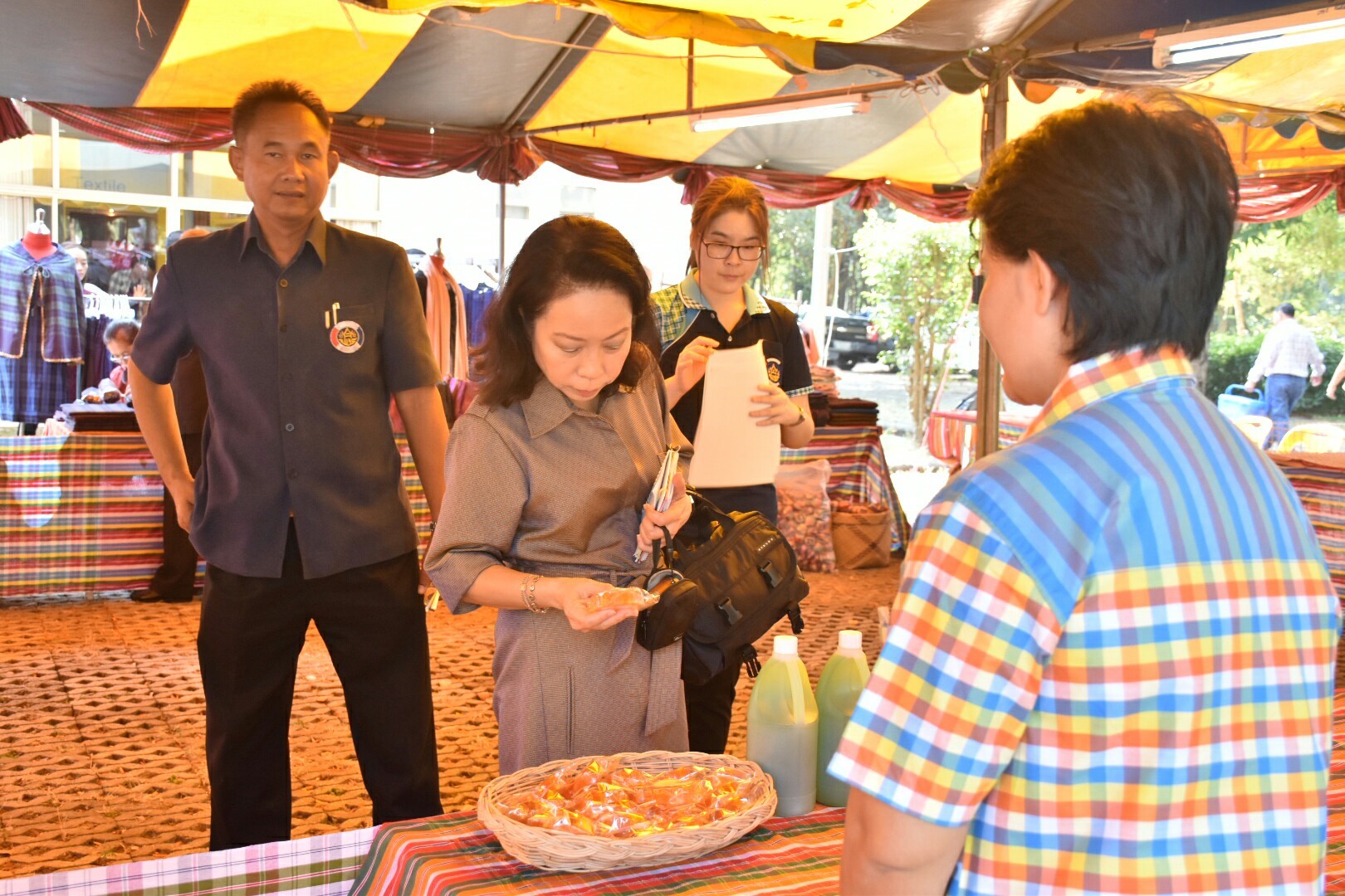14 ธันวาคม 2560 สำนักงานพัฒนาชุมชนจังหวัดมหาสารคาม นำสิ้นค้าชุมชน สินค้า OTOP มาร่วมจำหน่าย ณ Outlet มหาวิทยาลัยมหาสารคาม