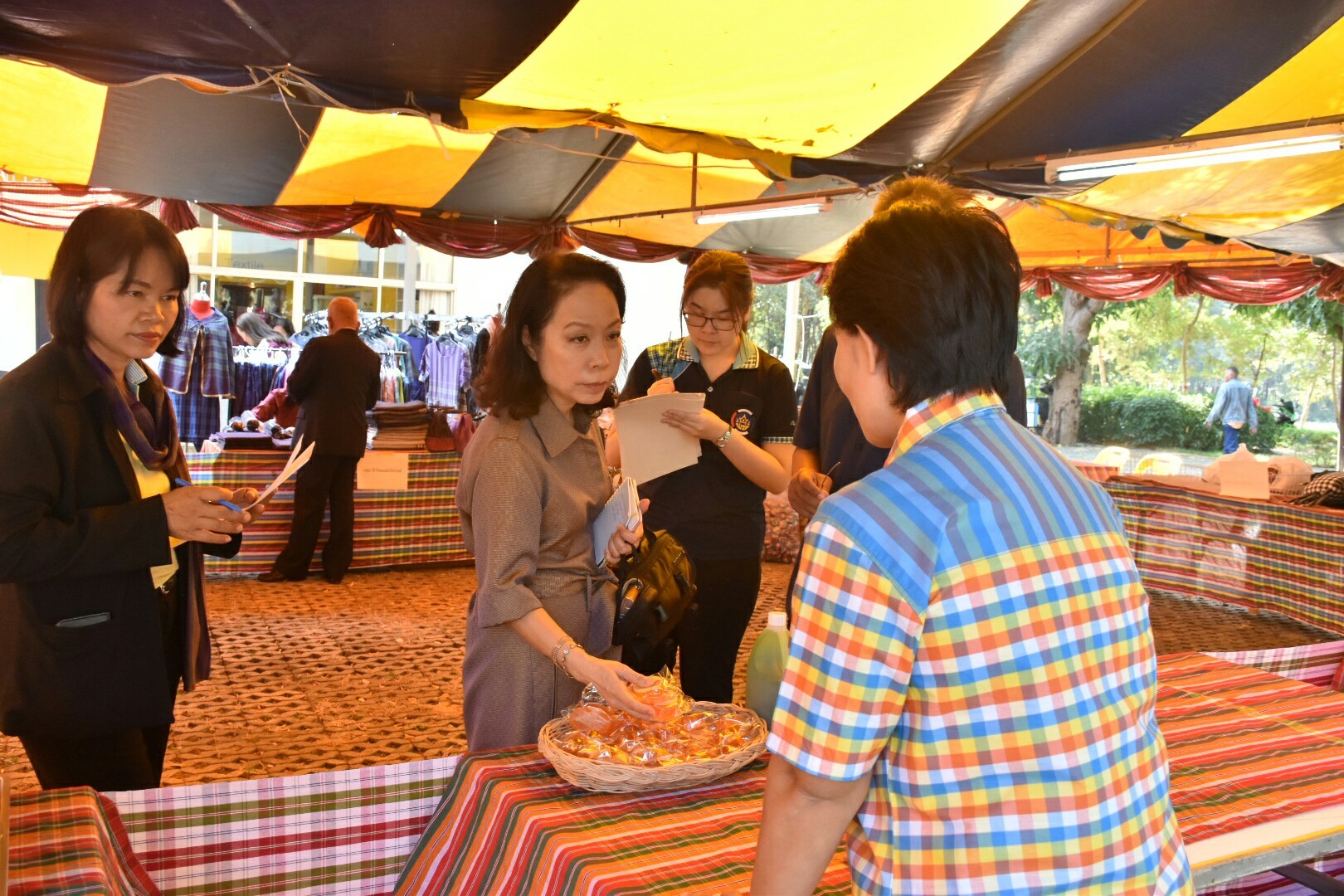 14 ธันวาคม 2560 สำนักงานพัฒนาชุมชนจังหวัดมหาสารคาม นำสิ้นค้าชุมชน สินค้า OTOP มาร่วมจำหน่าย ณ Outlet มหาวิทยาลัยมหาสารคาม