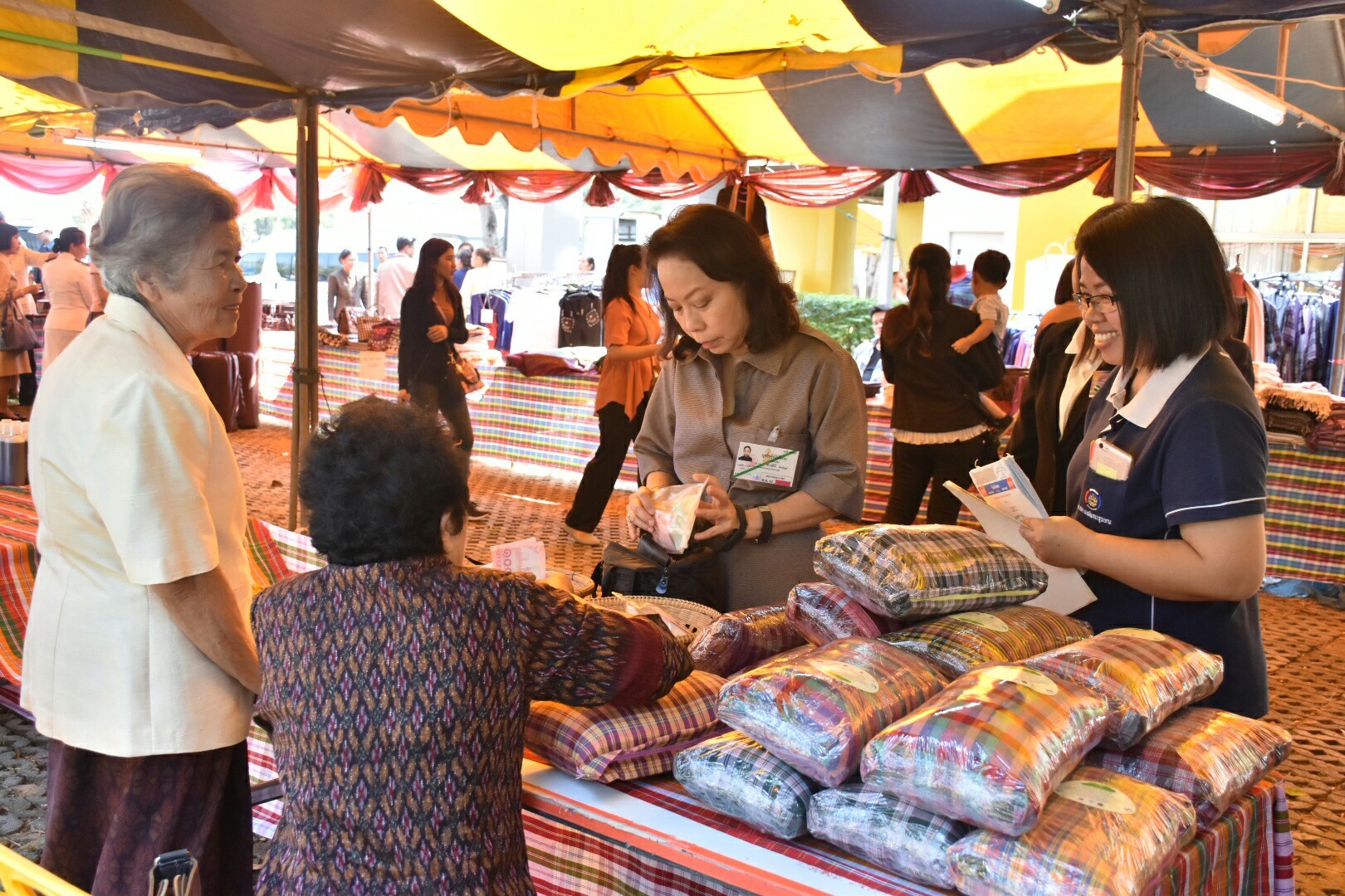 14 ธันวาคม 2560 สำนักงานพัฒนาชุมชนจังหวัดมหาสารคาม นำสิ้นค้าชุมชน สินค้า OTOP มาร่วมจำหน่าย ณ Outlet มหาวิทยาลัยมหาสารคาม