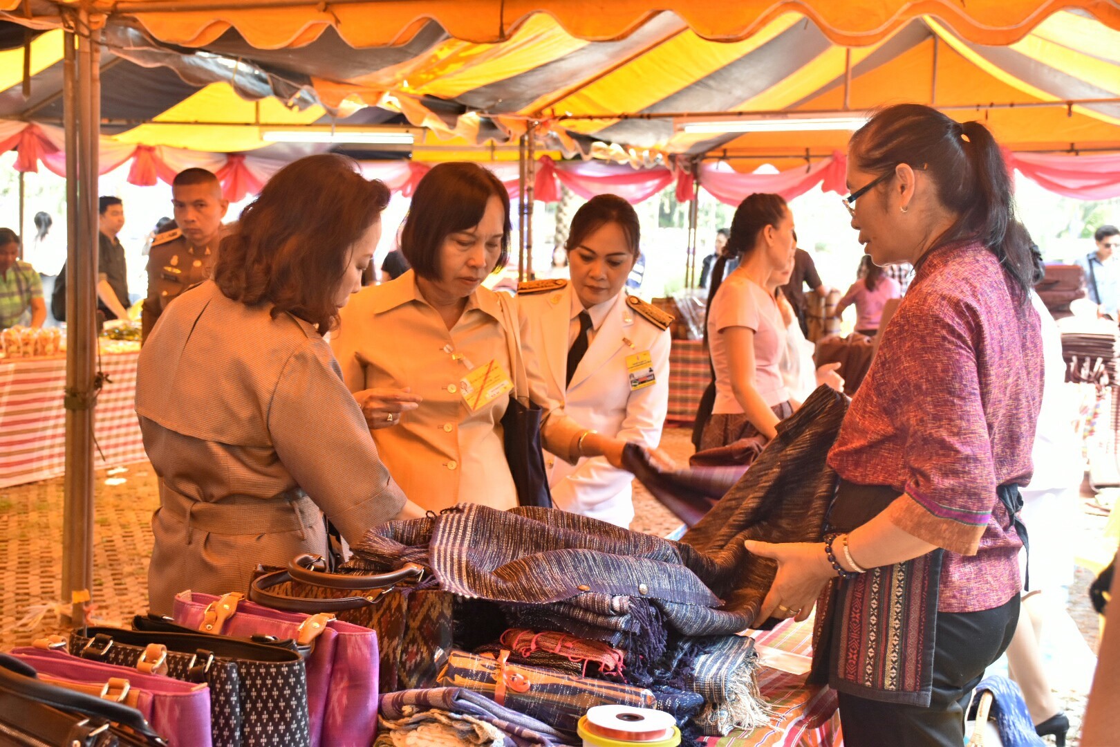 14 ธันวาคม 2560 สำนักงานพัฒนาชุมชนจังหวัดมหาสารคาม นำสิ้นค้าชุมชน สินค้า OTOP มาร่วมจำหน่าย ณ Outlet มหาวิทยาลัยมหาสารคาม