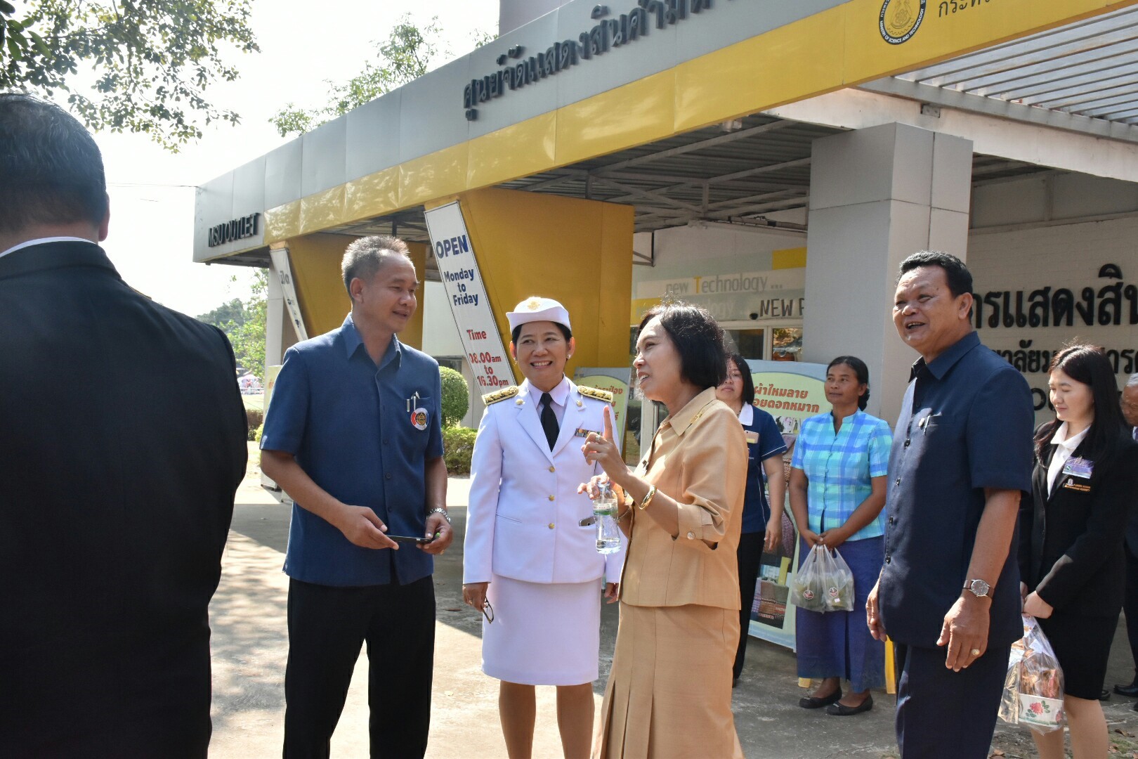 14 ธันวาคม 2560 สำนักงานพัฒนาชุมชนจังหวัดมหาสารคาม นำสิ้นค้าชุมชน สินค้า OTOP มาร่วมจำหน่าย ณ Outlet มหาวิทยาลัยมหาสารคาม