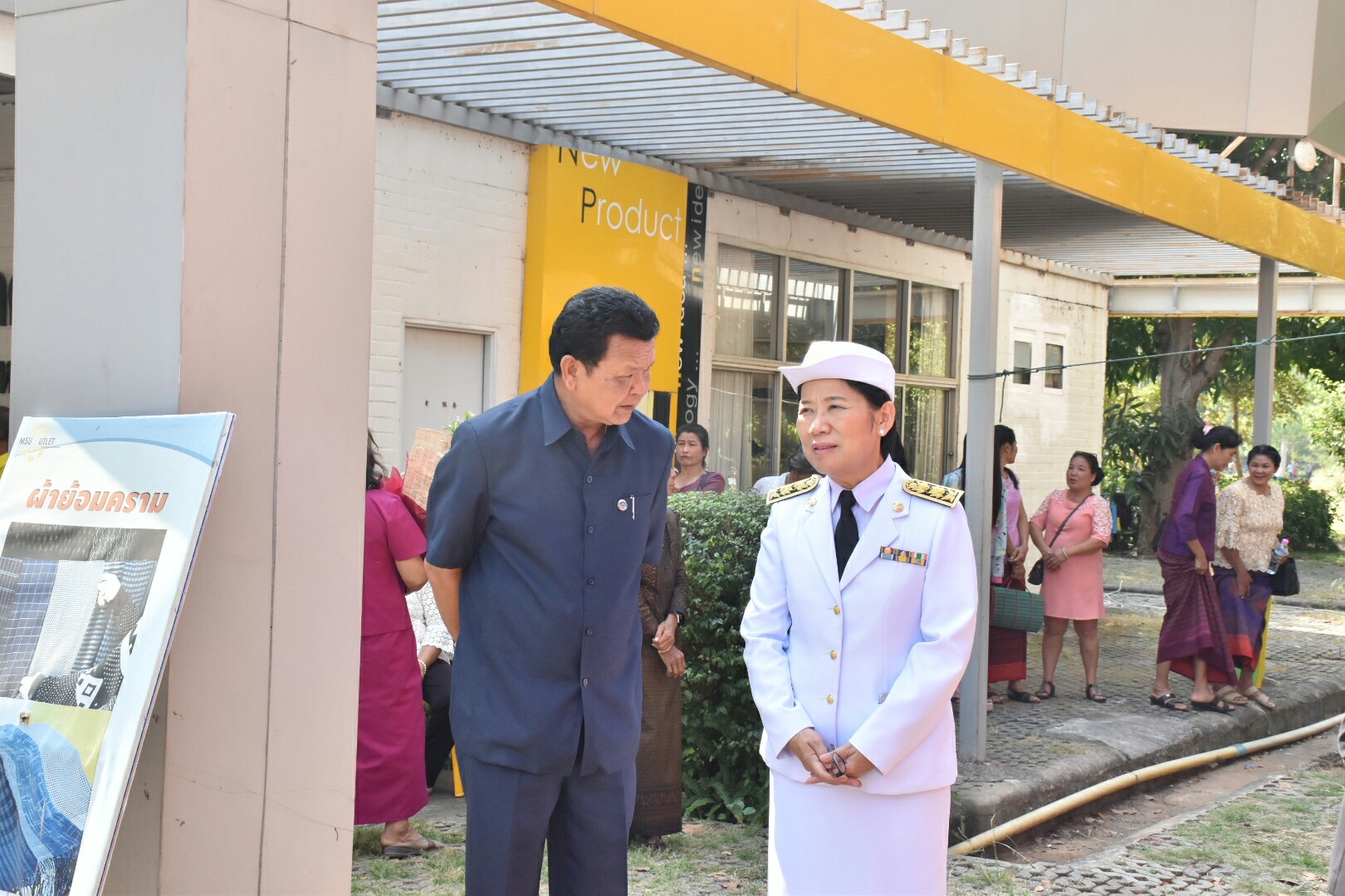 14 ธันวาคม 2560 สำนักงานพัฒนาชุมชนจังหวัดมหาสารคาม นำสิ้นค้าชุมชน สินค้า OTOP มาร่วมจำหน่าย ณ Outlet มหาวิทยาลัยมหาสารคาม