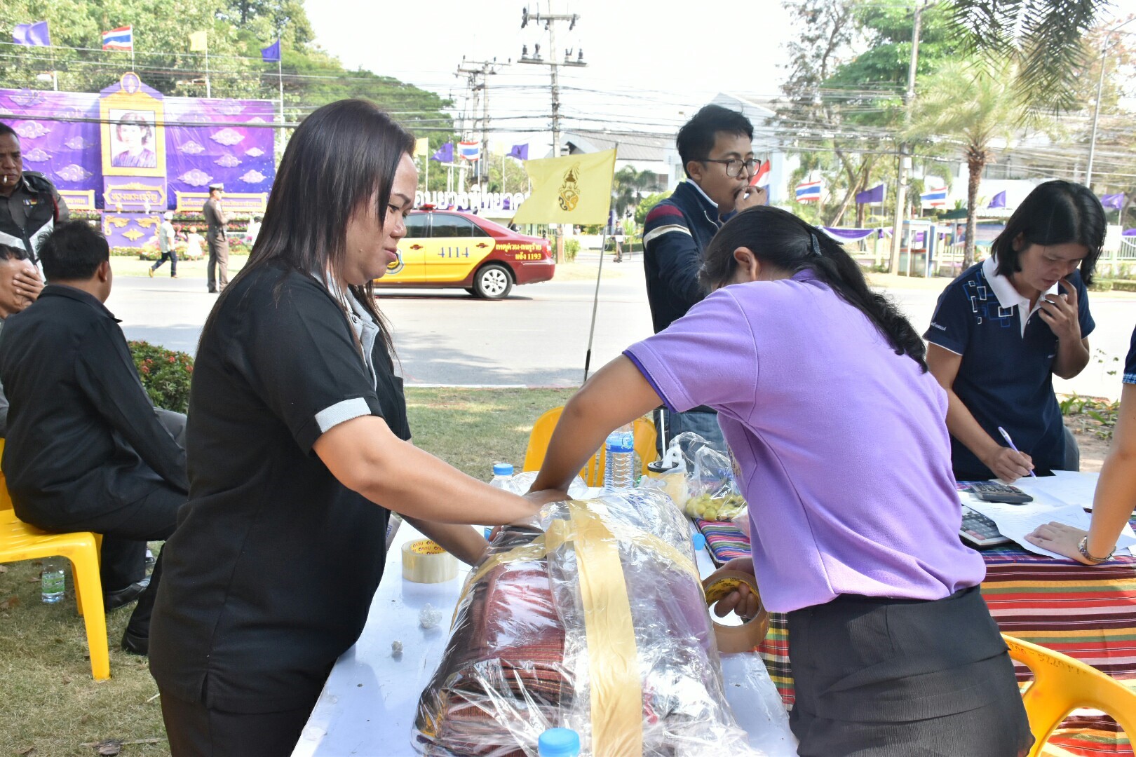 14 ธันวาคม 2560 สำนักงานพัฒนาชุมชนจังหวัดมหาสารคาม นำสิ้นค้าชุมชน สินค้า OTOP มาร่วมจำหน่าย ณ Outlet มหาวิทยาลัยมหาสารคาม