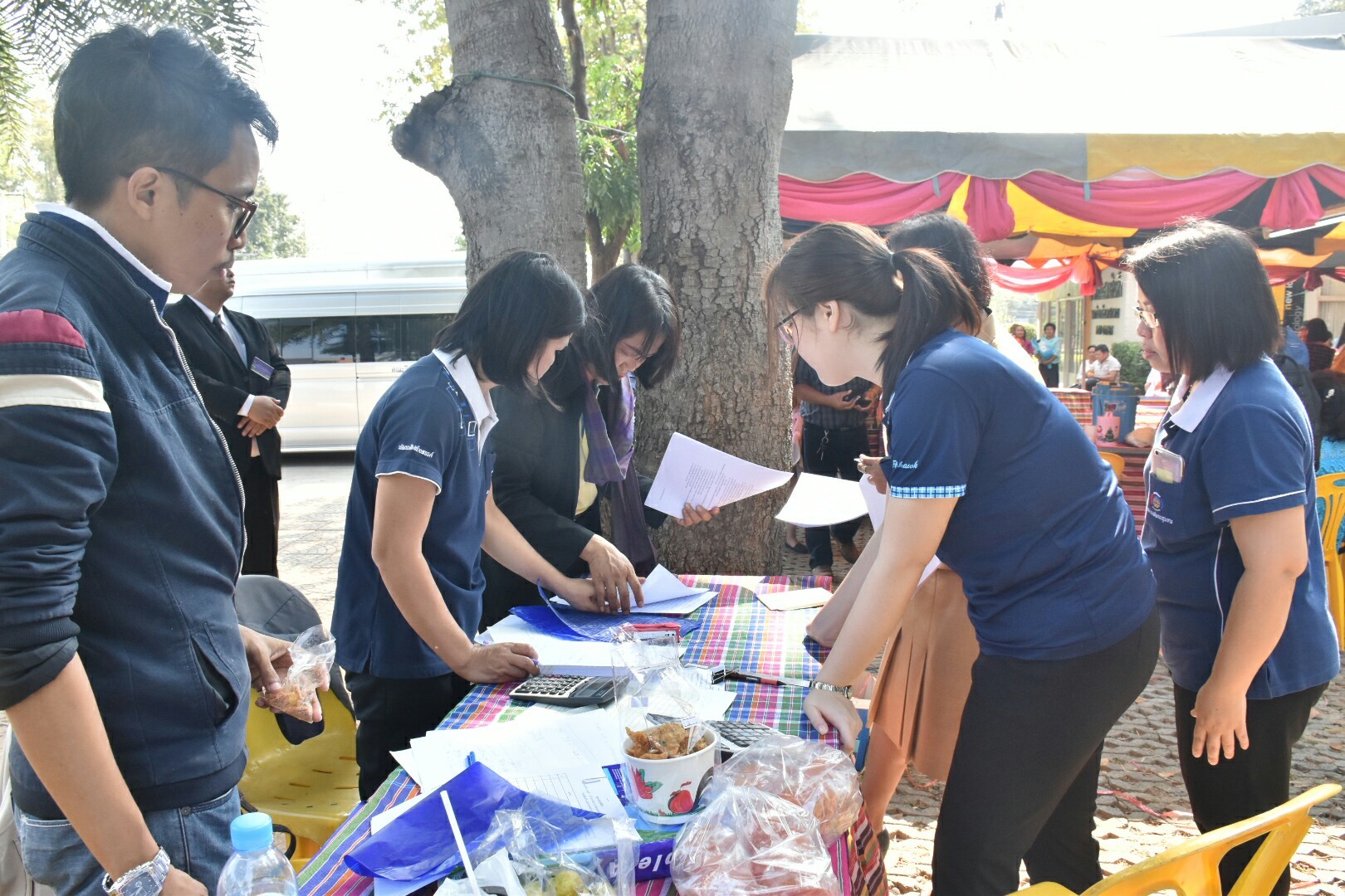 14 ธันวาคม 2560 สำนักงานพัฒนาชุมชนจังหวัดมหาสารคาม นำสิ้นค้าชุมชน สินค้า OTOP มาร่วมจำหน่าย ณ Outlet มหาวิทยาลัยมหาสารคาม