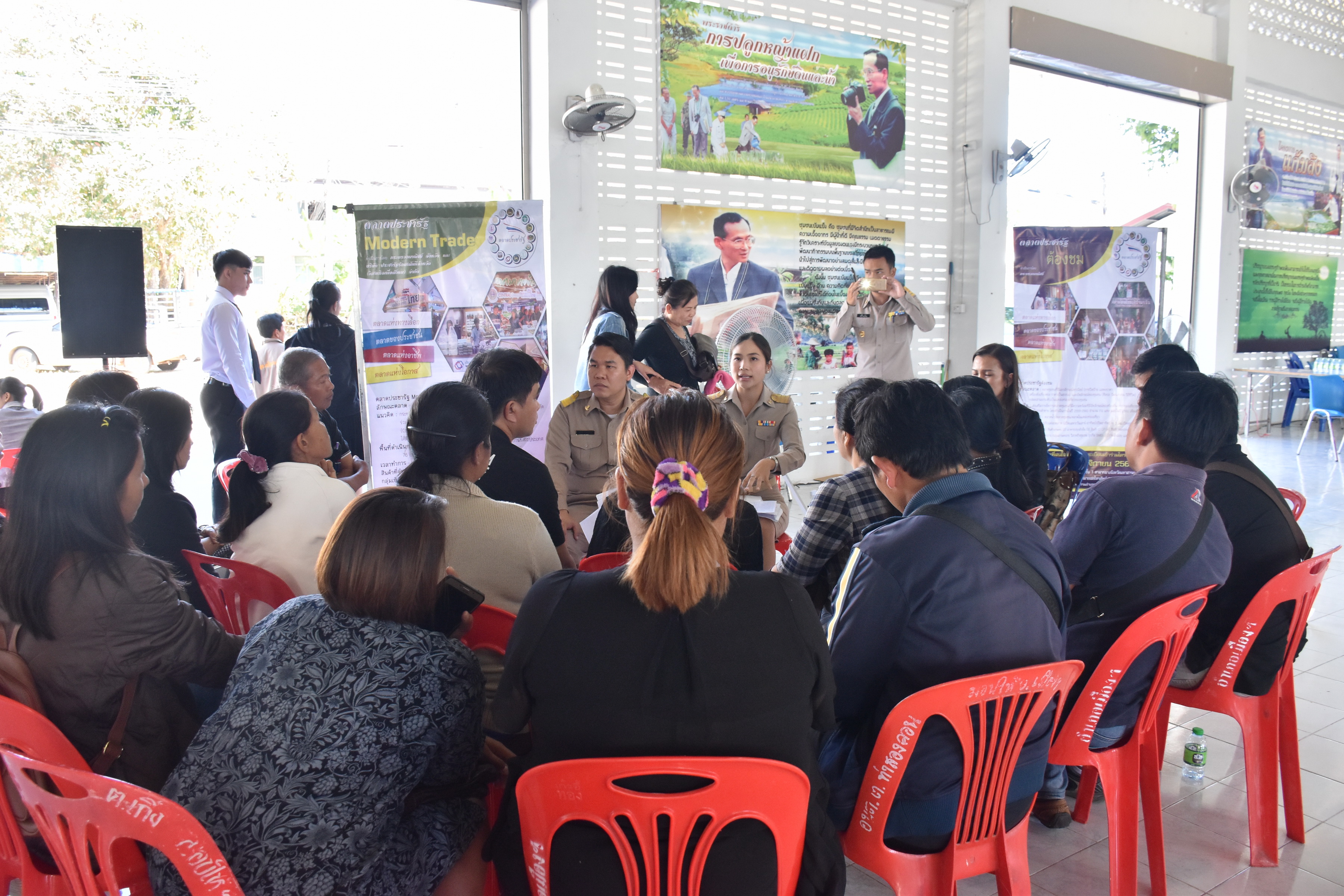 4 ธันวาคม 2560  นายเสน่ห์ นนทะโชติ ผู้ว่าราชการจังหวัดมหาสารคาม เป็นประธานเปิดการประชุมซักซ้อมผู้ประกอบการที่ลงทะเบียนโครงการตลาดประชารัฐ จังหวัดมหาสารคาม
