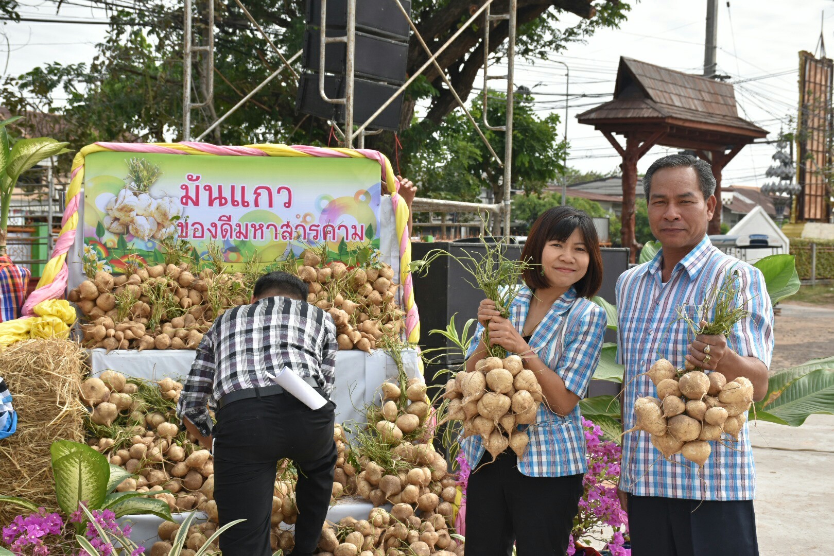 5 ธันวาคม 2560 กิจกรรม Kick Off ตลาดประชารัฐคนไทยยิ้มได้ จังหวัดมหาสารคาม ณ บริเวณตลาดประชารัฐคนไทยยิ้มได้ หน้าที่ว่าการอำเภอบรบือ จังหวัดมหาสารคาม