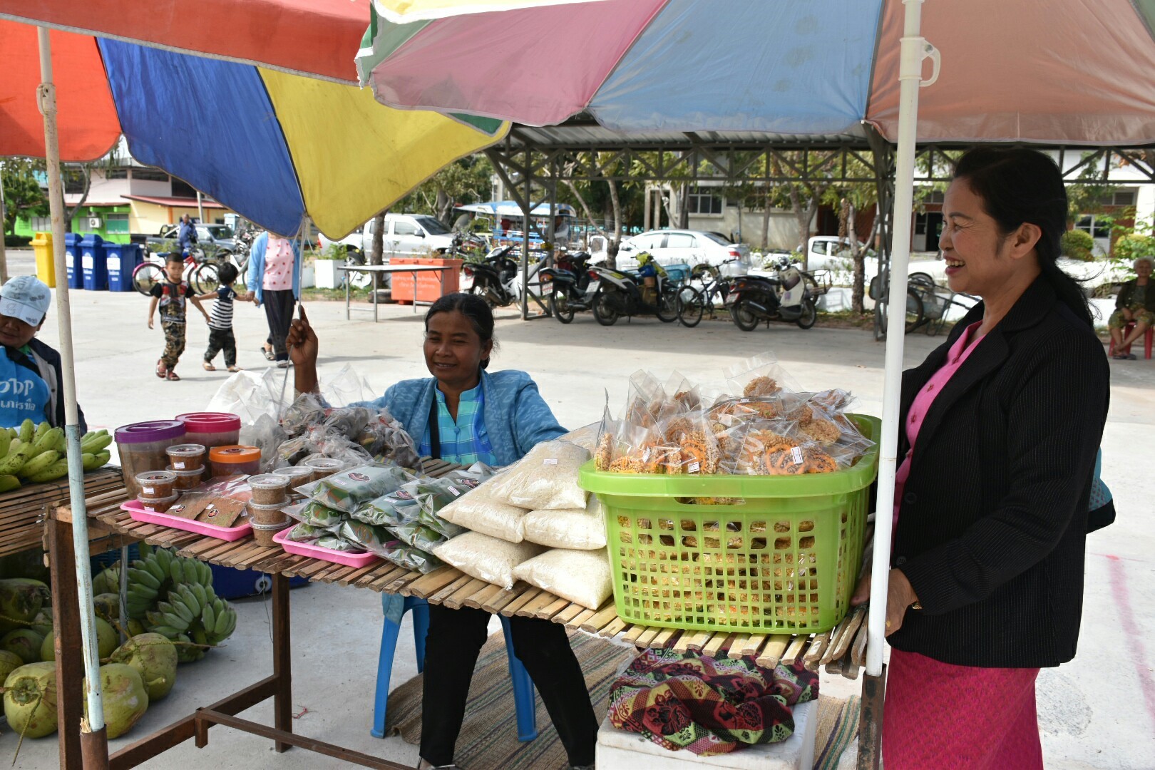 5 ธันวาคม 2560 กิจกรรม Kick Off ตลาดประชารัฐคนไทยยิ้มได้ จังหวัดมหาสารคาม ณ บริเวณตลาดประชารัฐคนไทยยิ้มได้ หน้าที่ว่าการอำเภอบรบือ จังหวัดมหาสารคาม