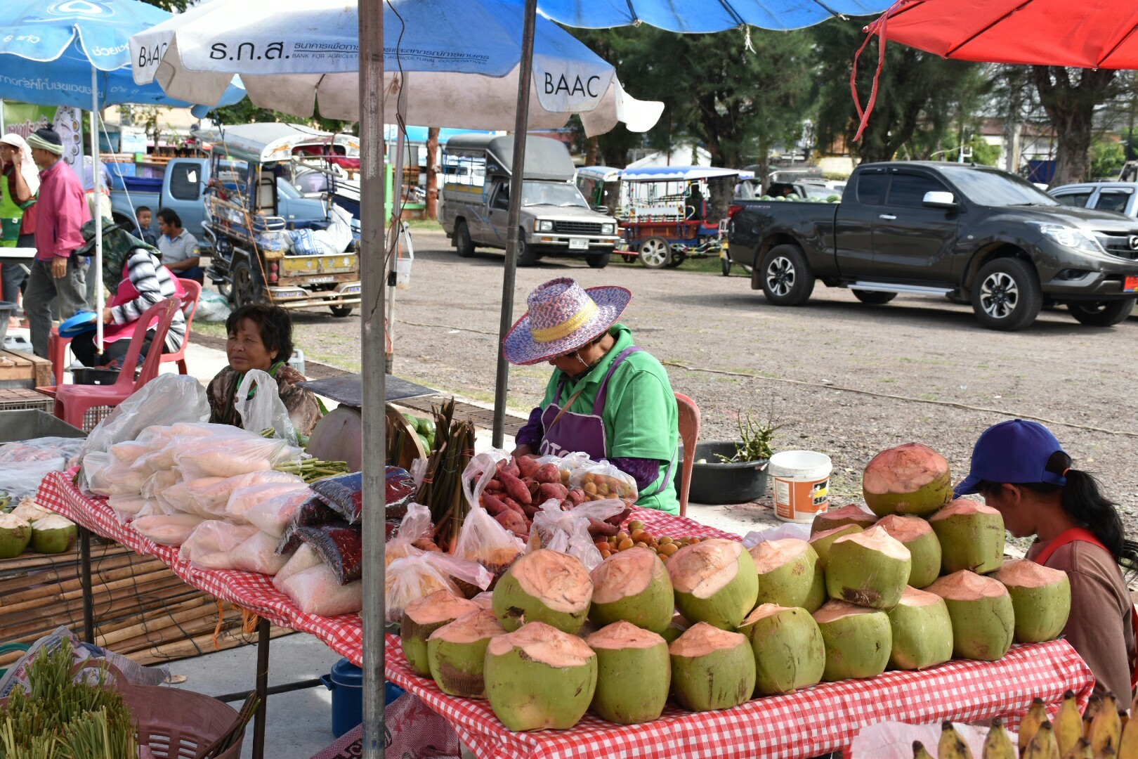 5 ธันวาคม 2560 กิจกรรม Kick Off ตลาดประชารัฐคนไทยยิ้มได้ จังหวัดมหาสารคาม ณ บริเวณตลาดประชารัฐคนไทยยิ้มได้ หน้าที่ว่าการอำเภอบรบือ จังหวัดมหาสารคาม