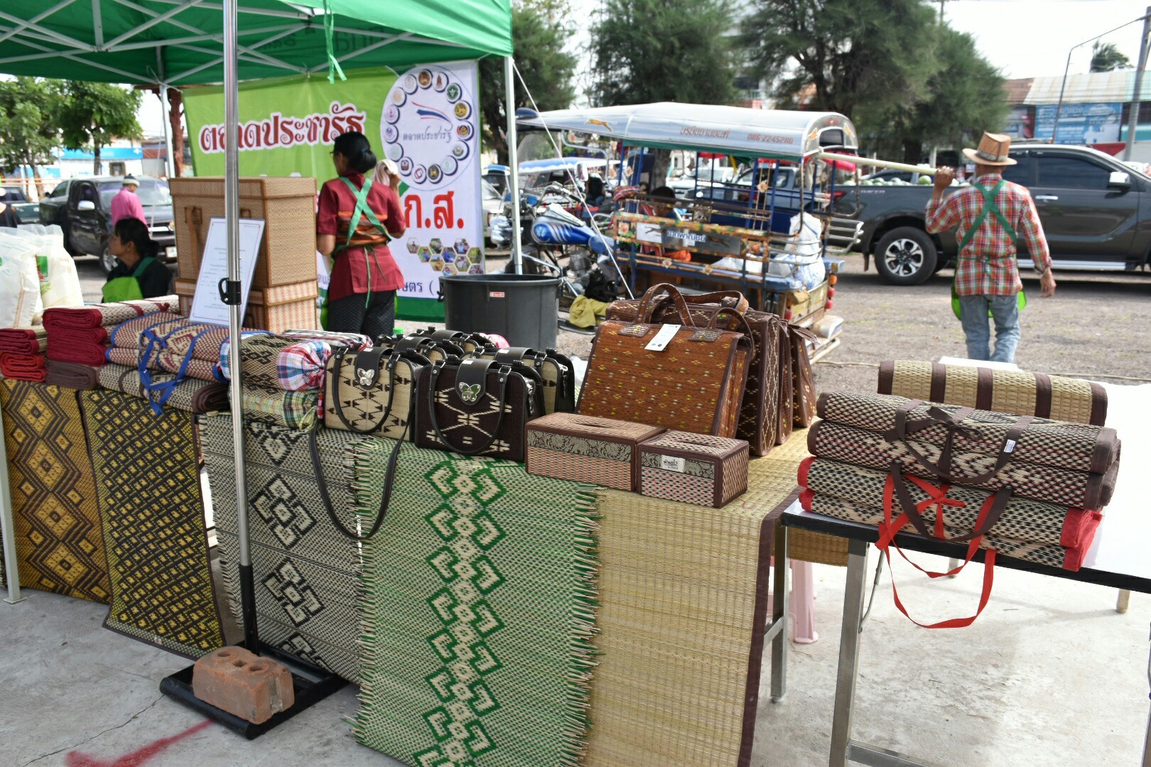 5 ธันวาคม 2560 กิจกรรม Kick Off ตลาดประชารัฐคนไทยยิ้มได้ จังหวัดมหาสารคาม ณ บริเวณตลาดประชารัฐคนไทยยิ้มได้ หน้าที่ว่าการอำเภอบรบือ จังหวัดมหาสารคาม