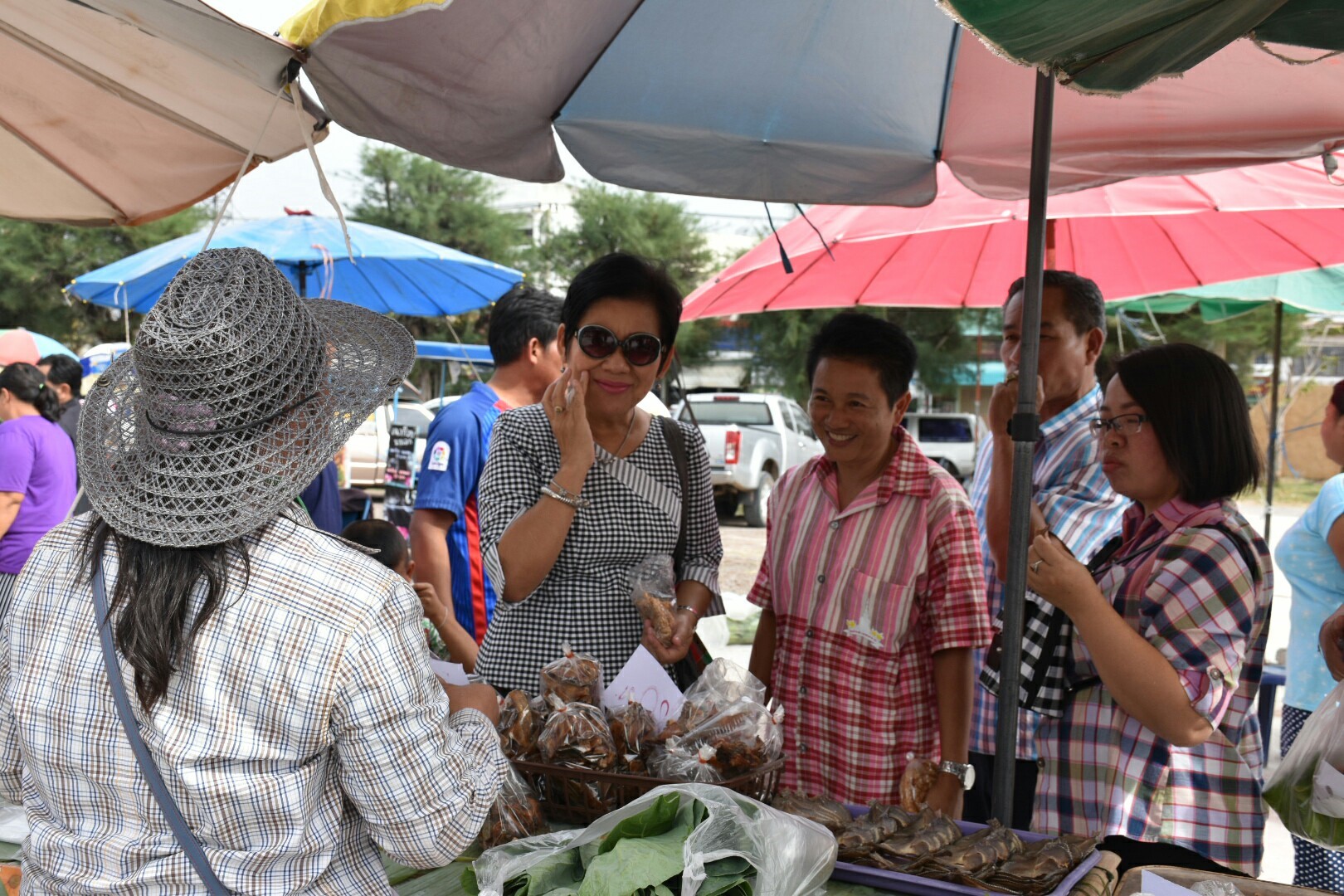 5 ธันวาคม 2560 กิจกรรม Kick Off ตลาดประชารัฐคนไทยยิ้มได้ จังหวัดมหาสารคาม ณ บริเวณตลาดประชารัฐคนไทยยิ้มได้ หน้าที่ว่าการอำเภอบรบือ จังหวัดมหาสารคาม